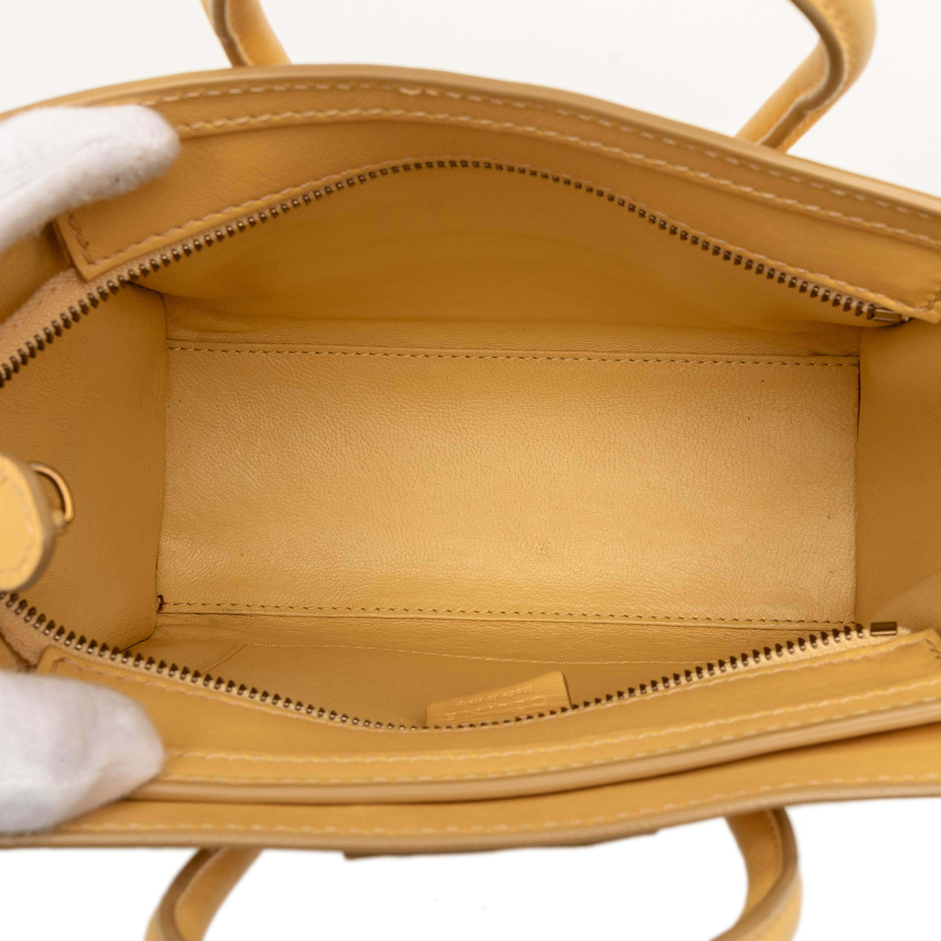 Celine Nano Leather Luggage Tote, från Luxclusif, i färgen mustard. Klicka för att öppna bilden i stort format