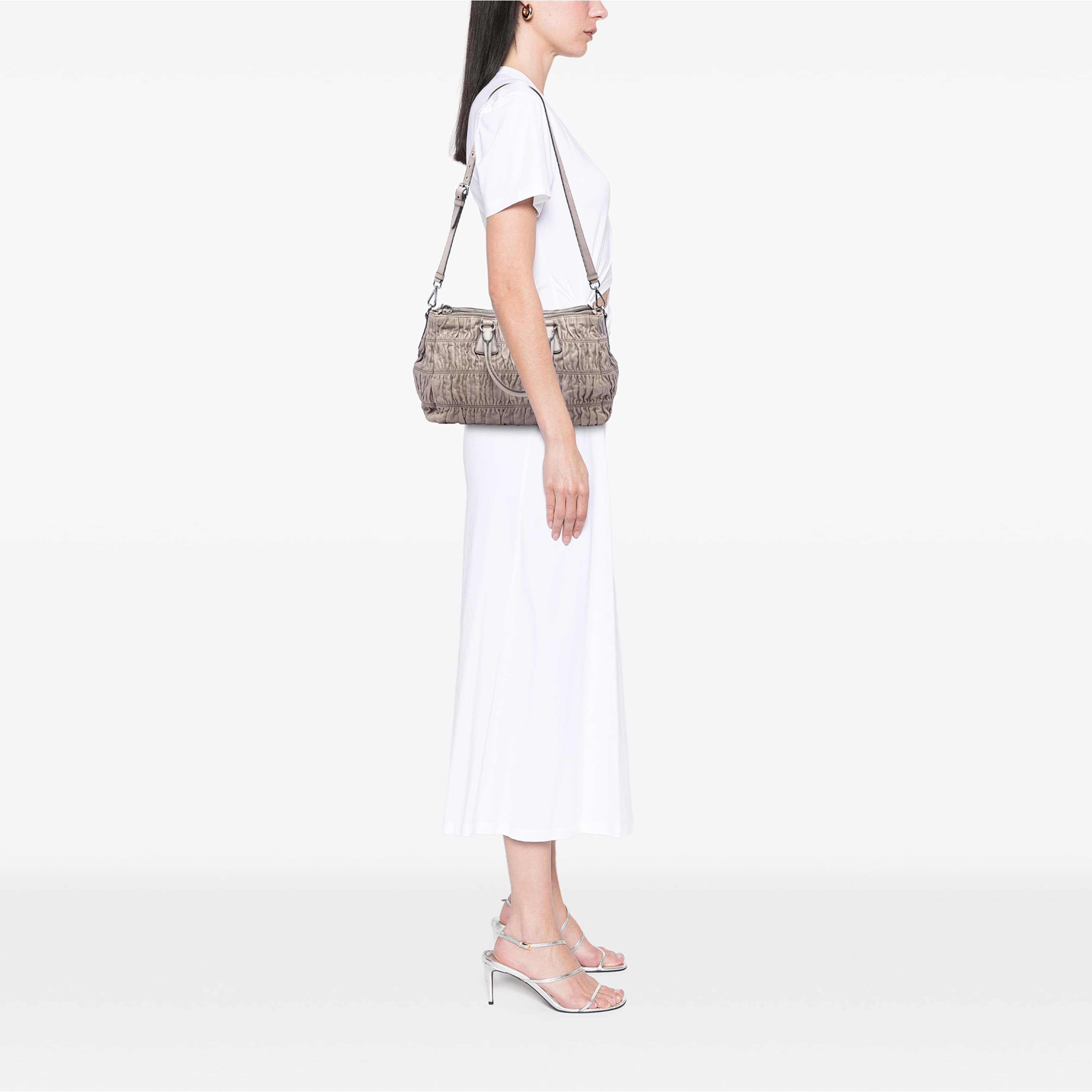 Prada Nappa Gaufre Double Zip Satchel, från Luxclusif, i färgen beige. Klicka för att öppna bilden i stort format