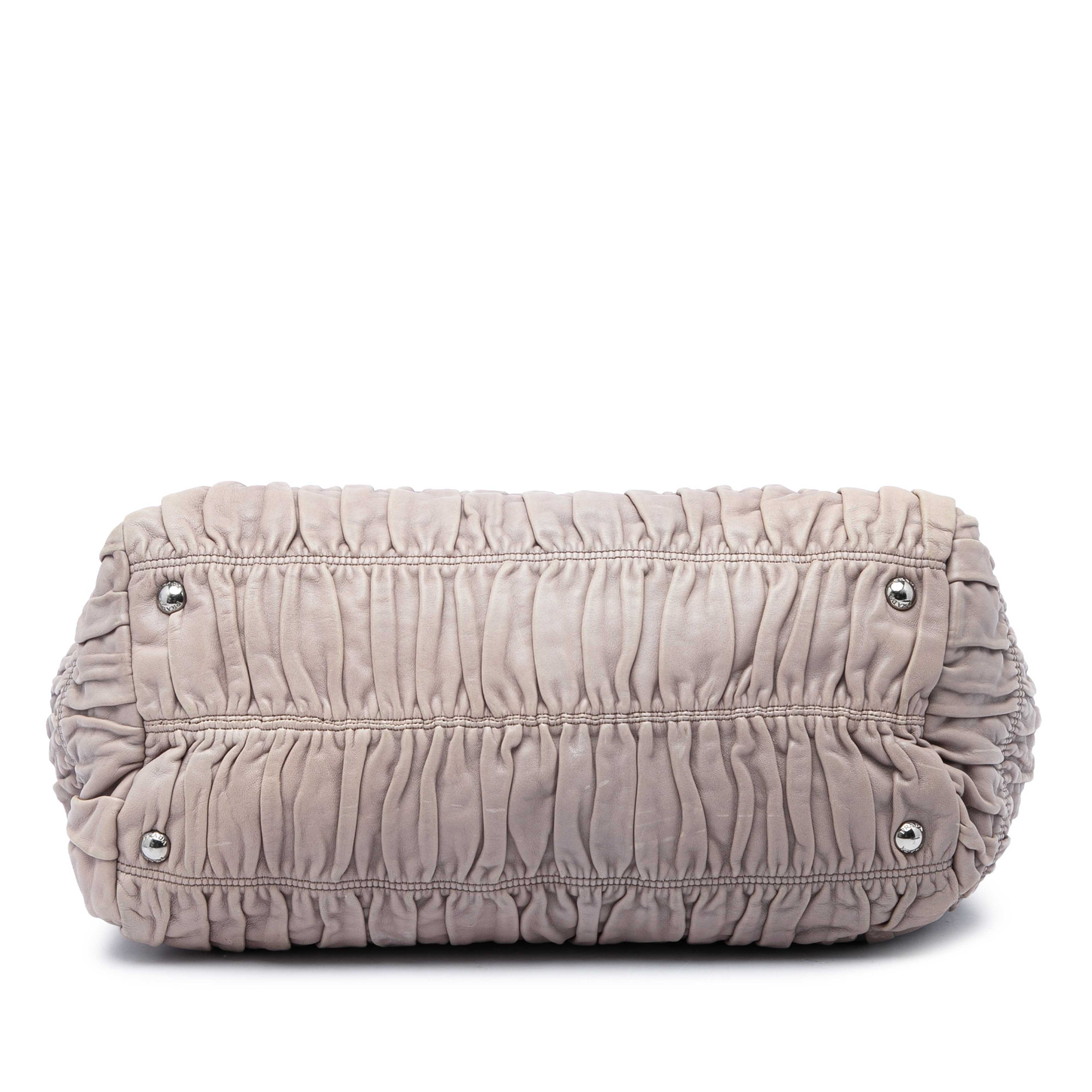 Prada Nappa Gaufre Double Zip Satchel, från Luxclusif, i färgen beige. Klicka för att öppna bilden i stort format