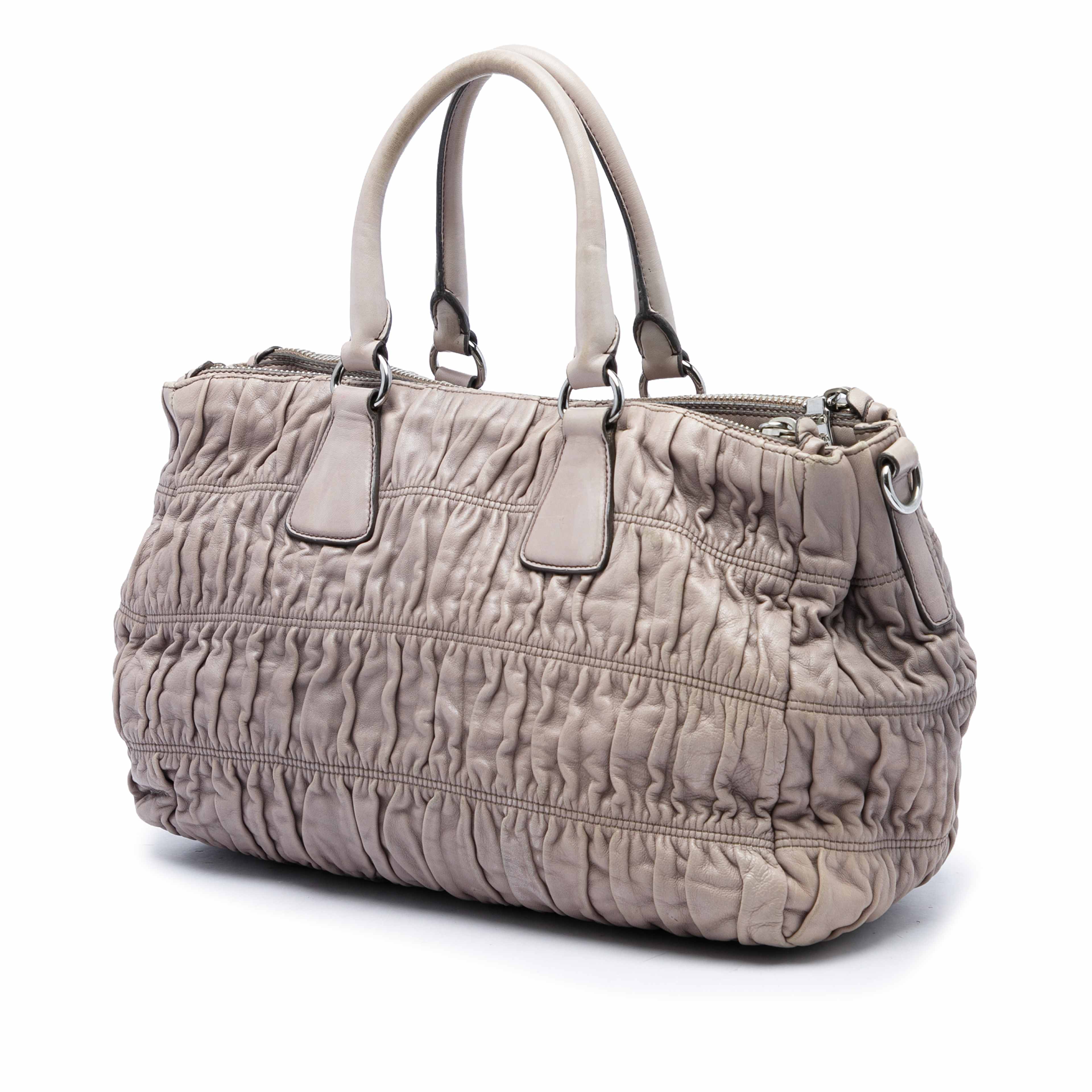 Prada Nappa Gaufre Double Zip Satchel, från Luxclusif, i färgen beige. Klicka för att öppna bilden i stort format