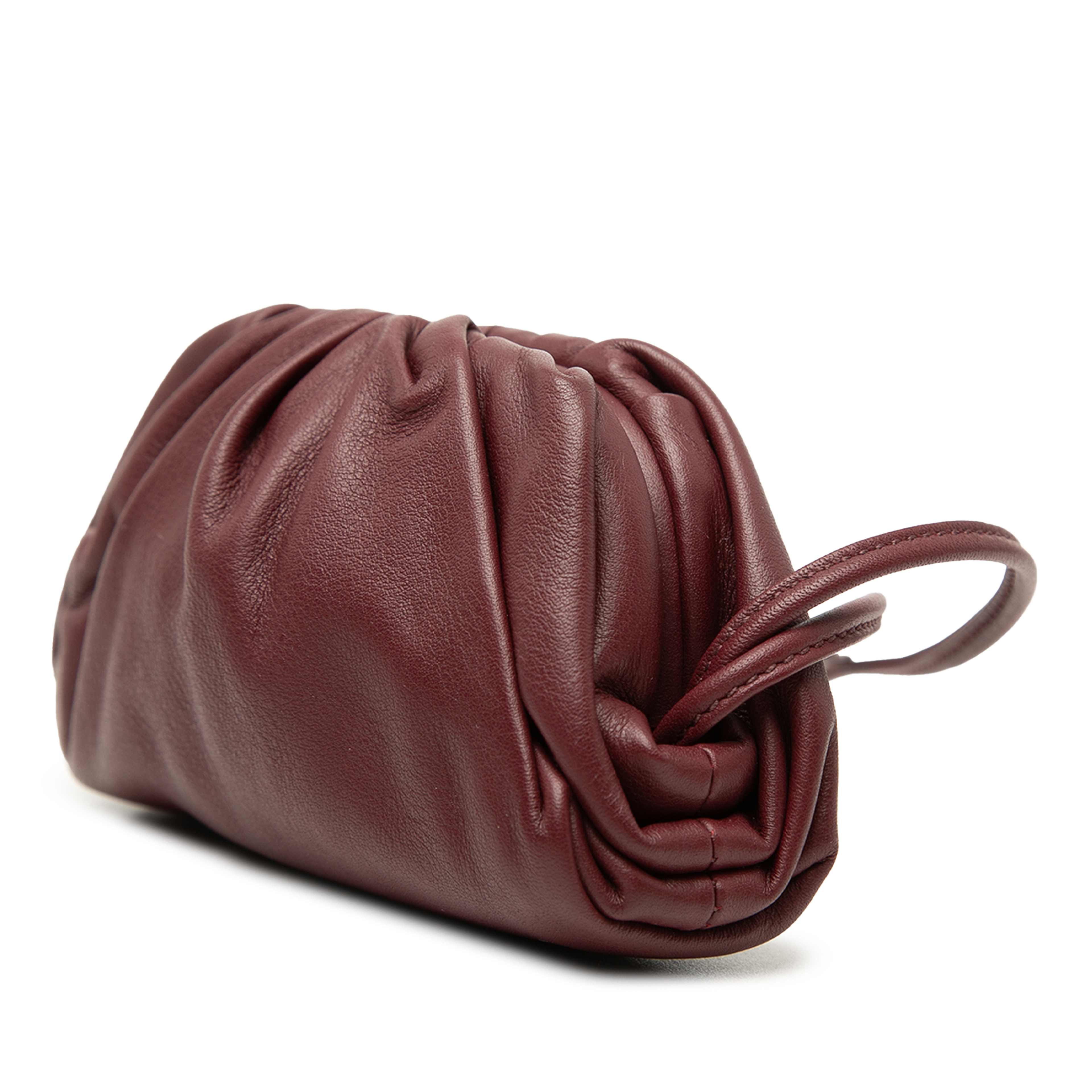 Bottega Veneta Lambskin The Extra Mini Pouch Crossbody, från Luxclusif, i färgen röd. Klicka för att öppna bilden i stort format