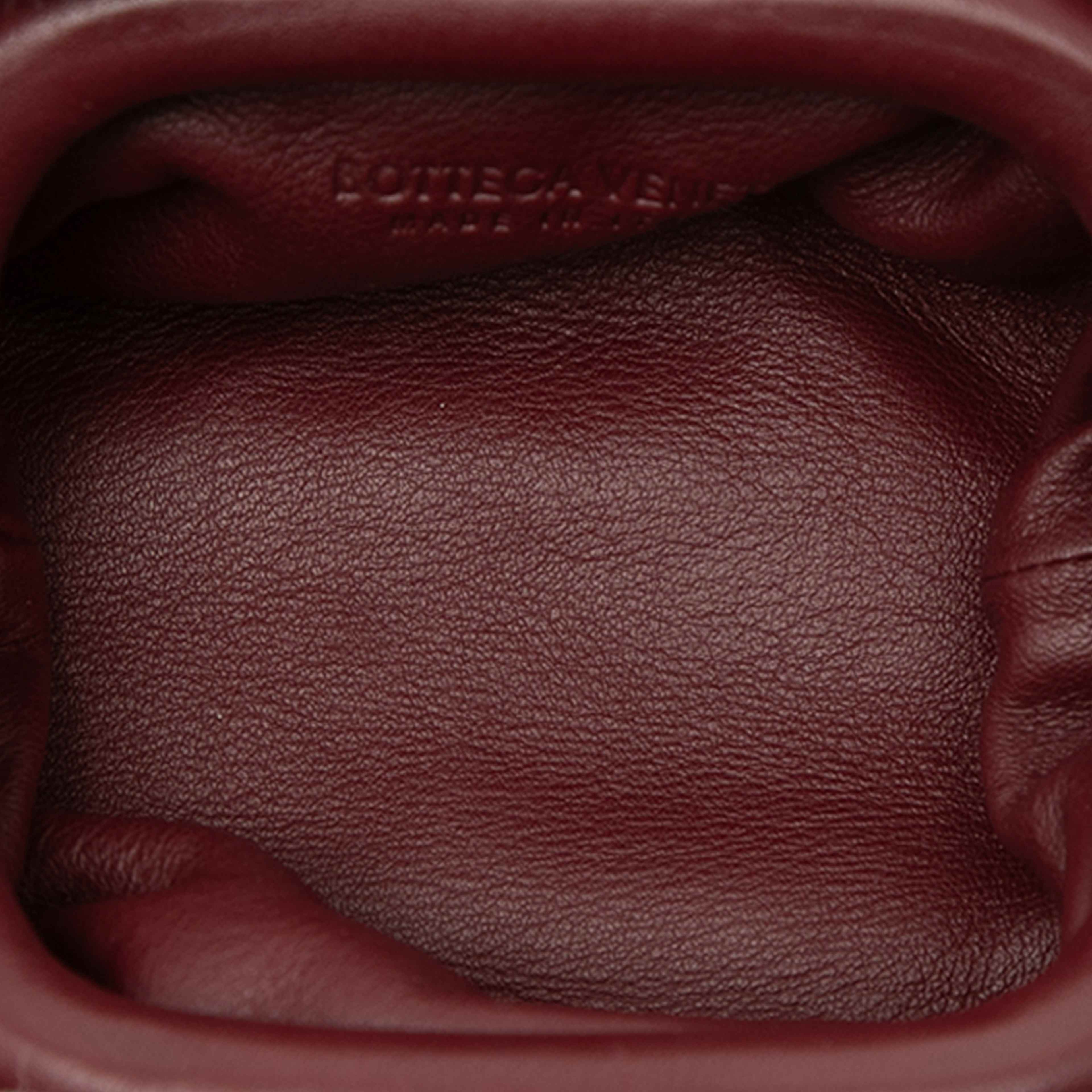 Bottega Veneta Lambskin The Extra Mini Pouch Crossbody, från Luxclusif, i färgen bordeaux. Klicka för att öppna bilden i stort format
