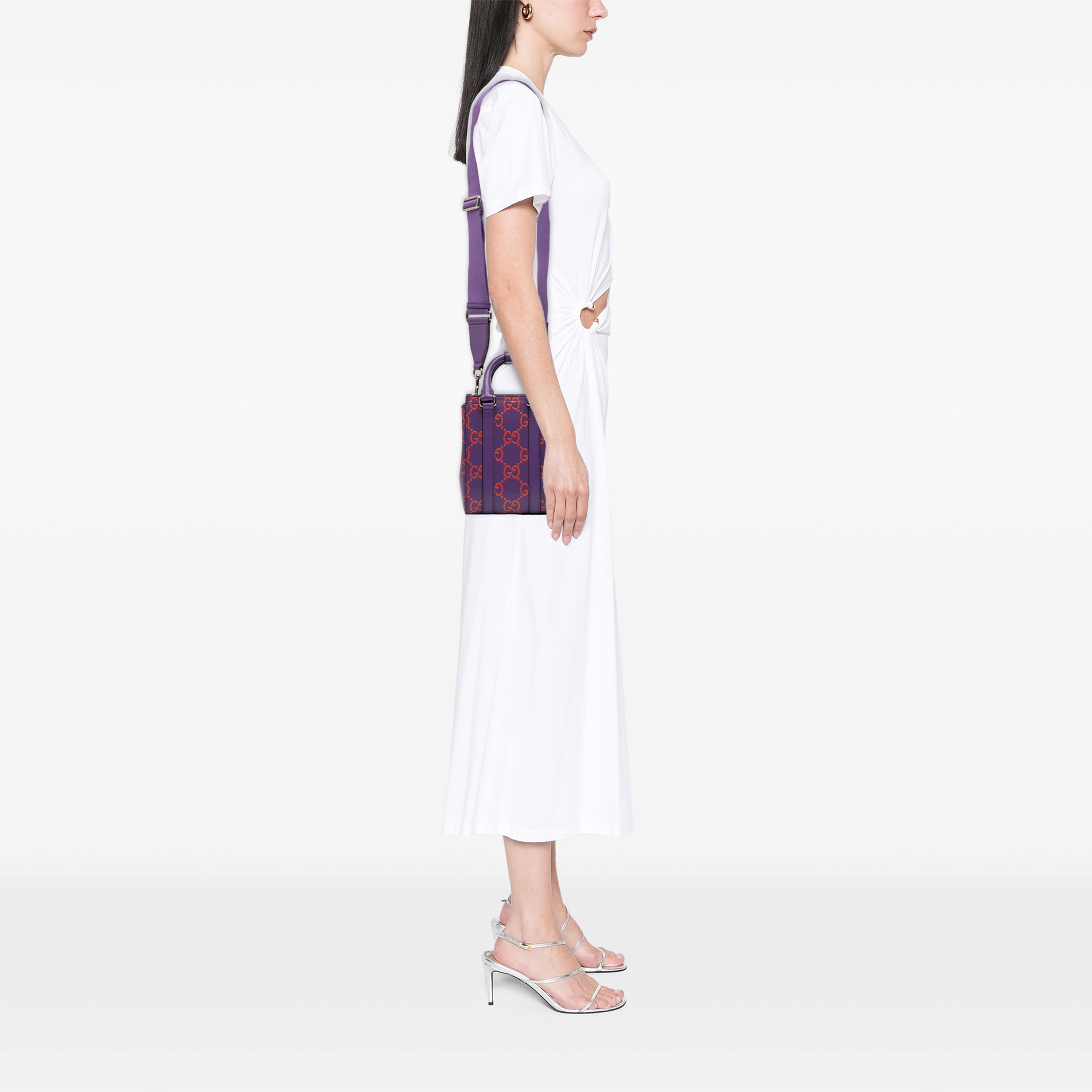 Gucci Mini Gg Embossed Perforated Leather Tote, från Luxclusif, i färgen purpur. Klicka för att öppna bilden i stort format