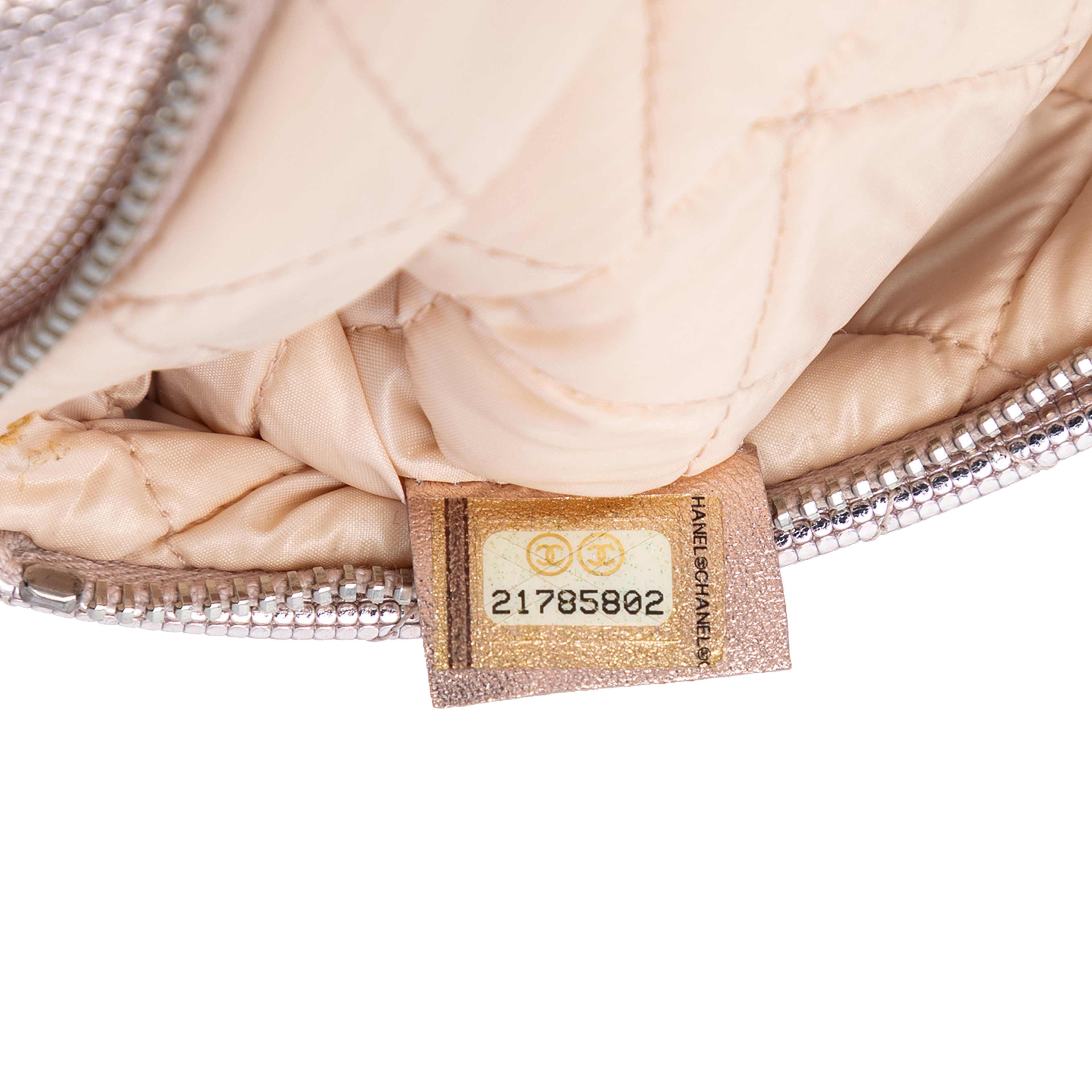 Chanel Quilted Calfskin Pixel Effect Beauty Foldover Clutch, från Luxclusif, i färgen light pink. Klicka för att öppna bilden i stort format