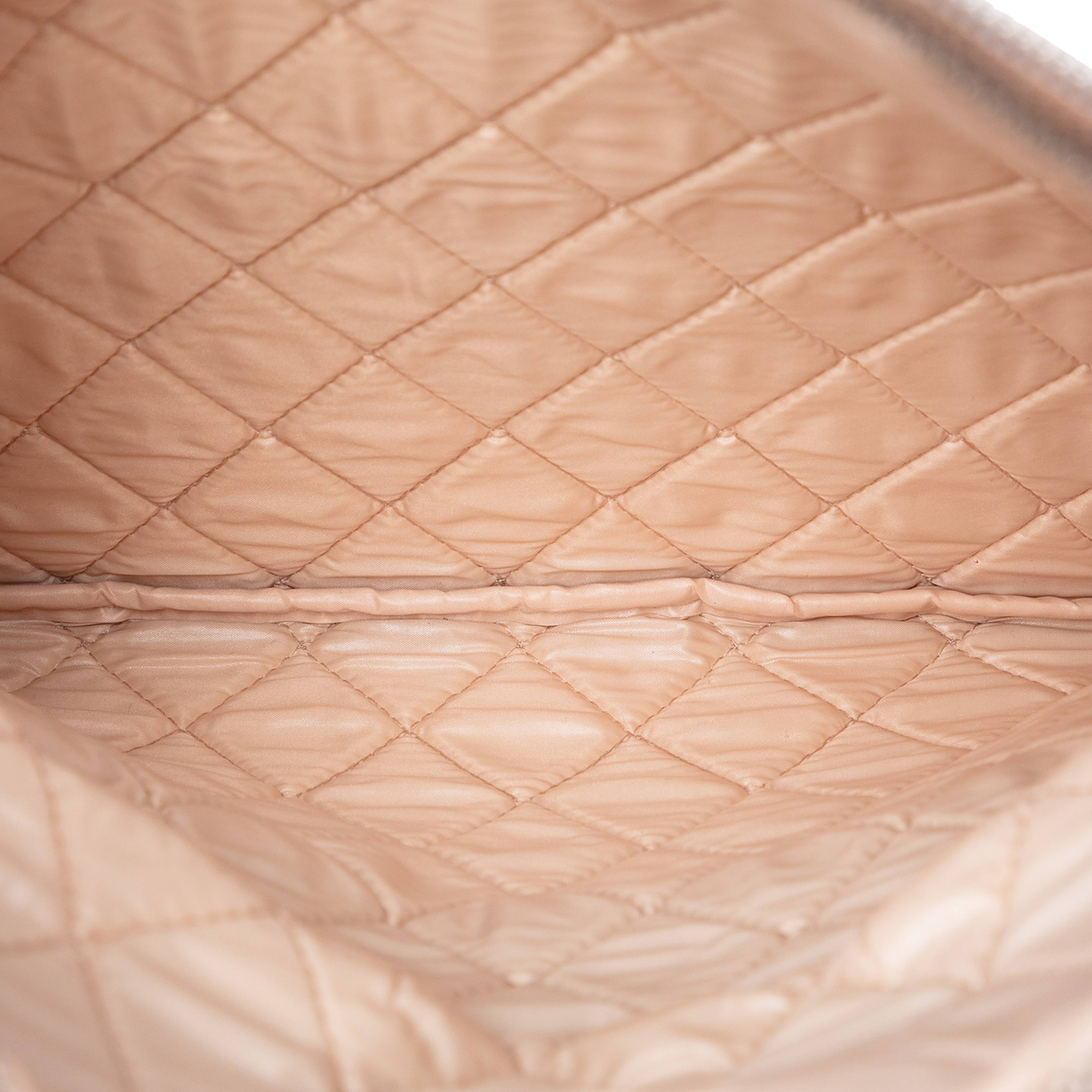 Chanel Quilted Calfskin Pixel Effect Beauty Foldover Clutch, från Luxclusif, i färgen light pink. Klicka för att öppna bilden i stort format