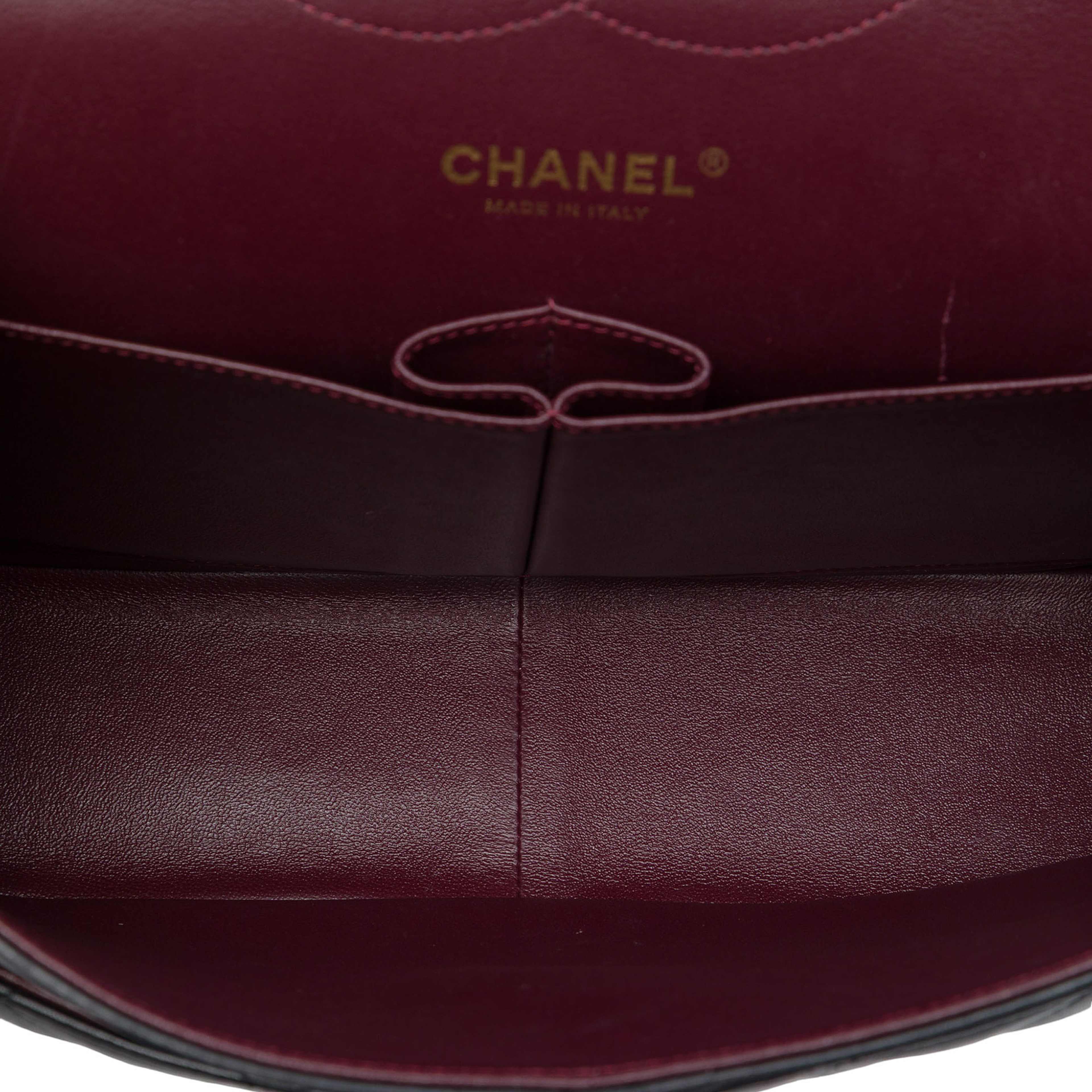 Chanel Jumbo Classic Lambskin Double Flap, från Luxclusif, i färgen svart. Klicka för att öppna bilden i stort format