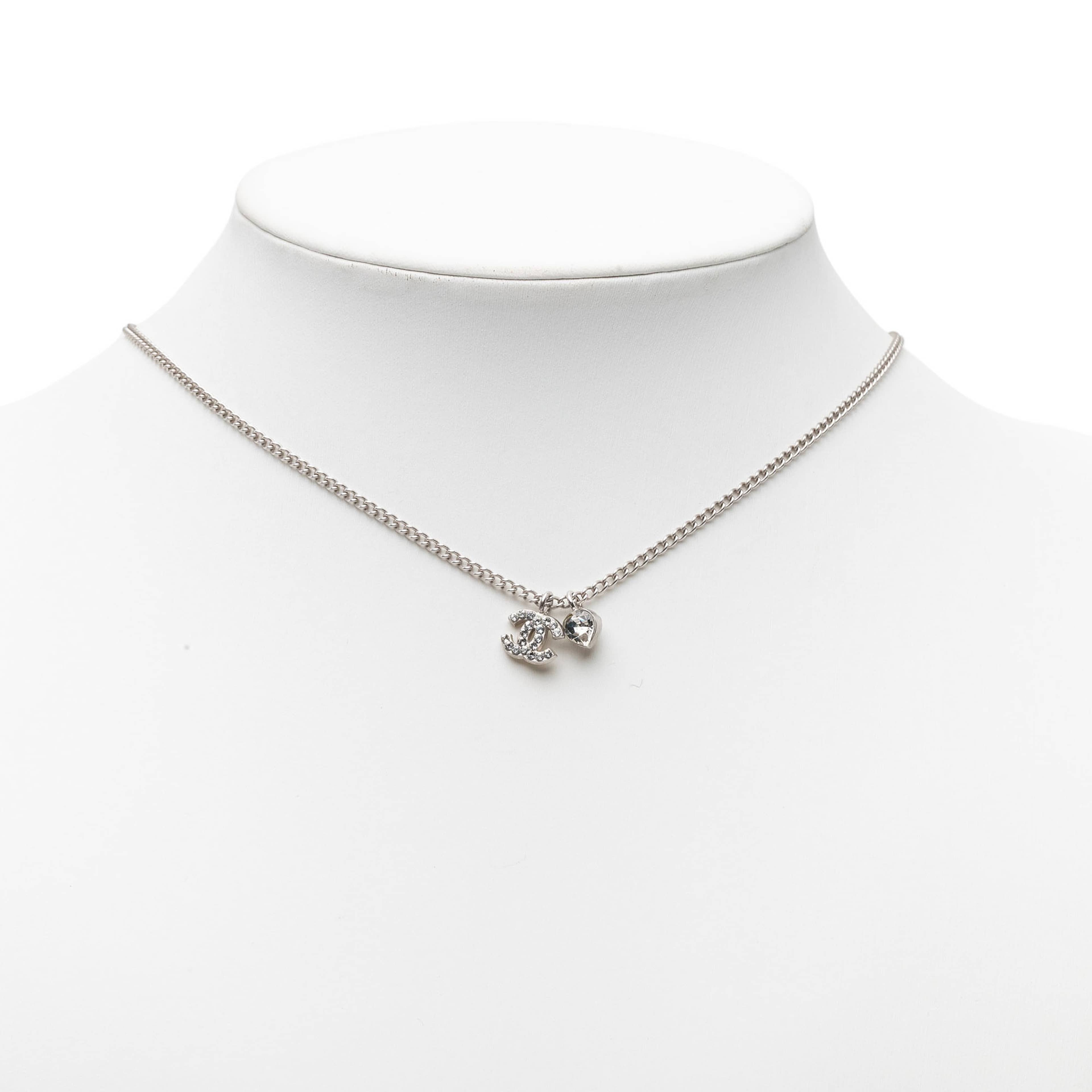Chanel Cc Brass Strass Crystal Heart Pendant Necklace, från Luxclusif, i färgen silver. Klicka för att öppna bilden i stort format