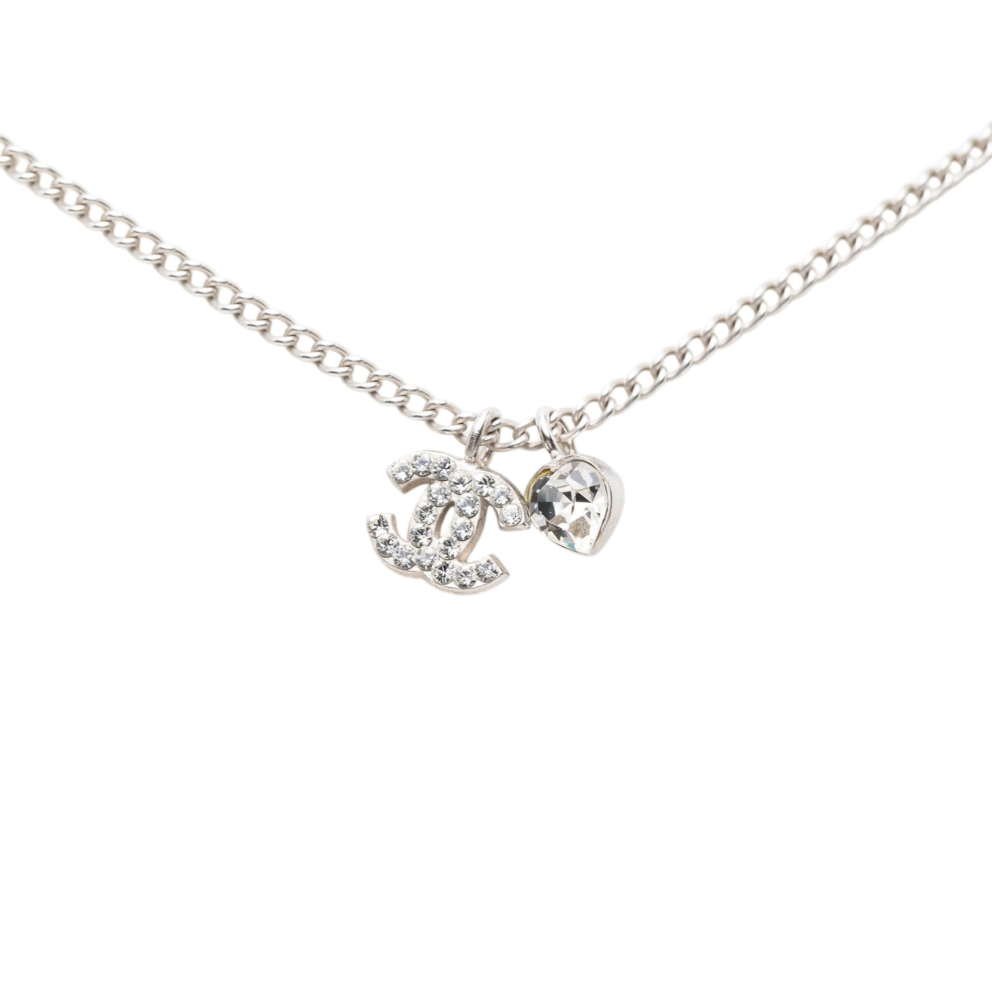 Chanel Cc Gold Plated Enamel Heart Pendant Necklace, från Luxclusif, i färgen silver. Klicka för att öppna bilden i stort format