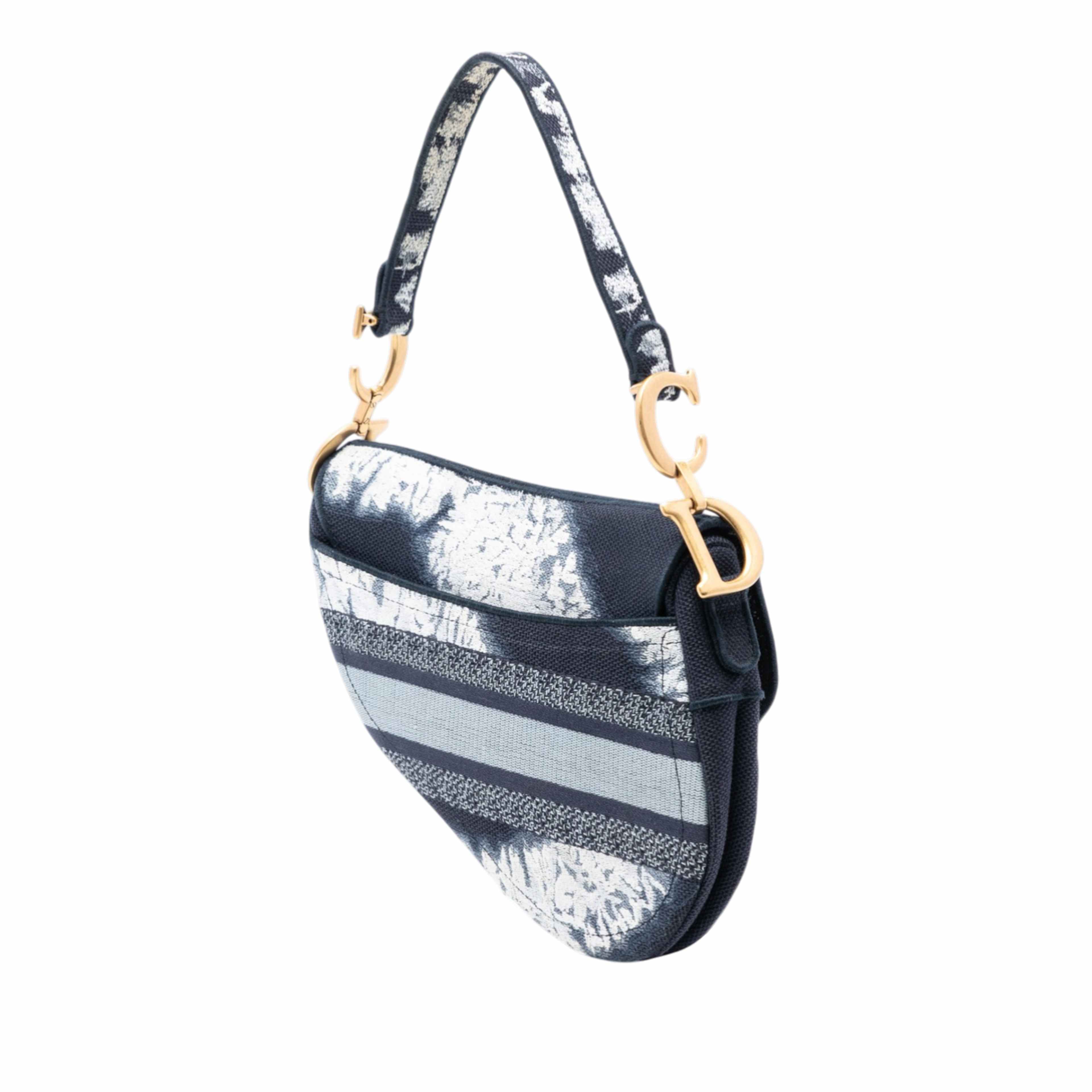 Dior Canvas Embroidered Tie Dye Saddle Bag, från Luxclusif, i färgen navy. Klicka för att öppna bilden i stort format