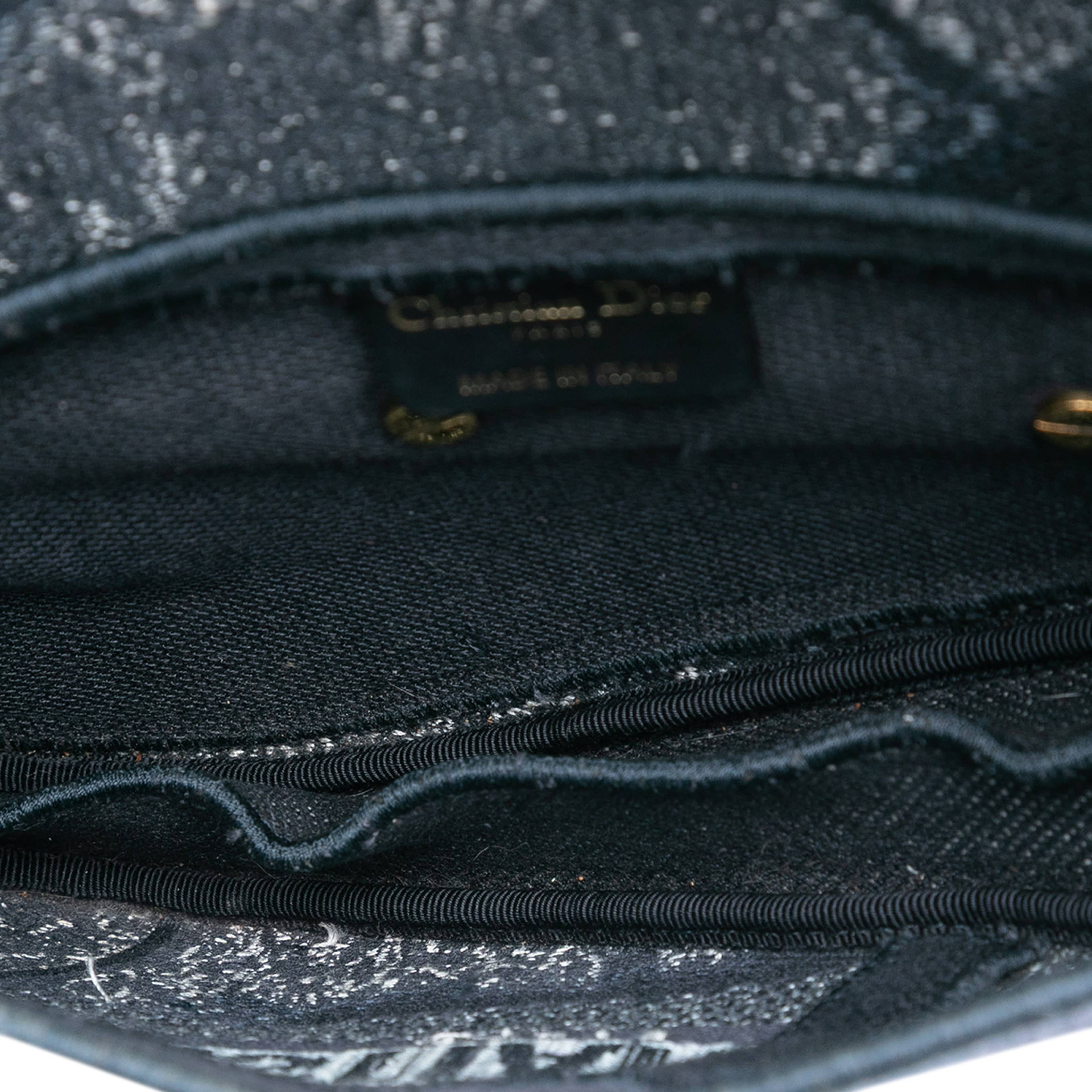 Dior Canvas Embroidered Tie Dye Saddle Bag, från Luxclusif, i färgen navy. Klicka för att öppna bilden i stort format