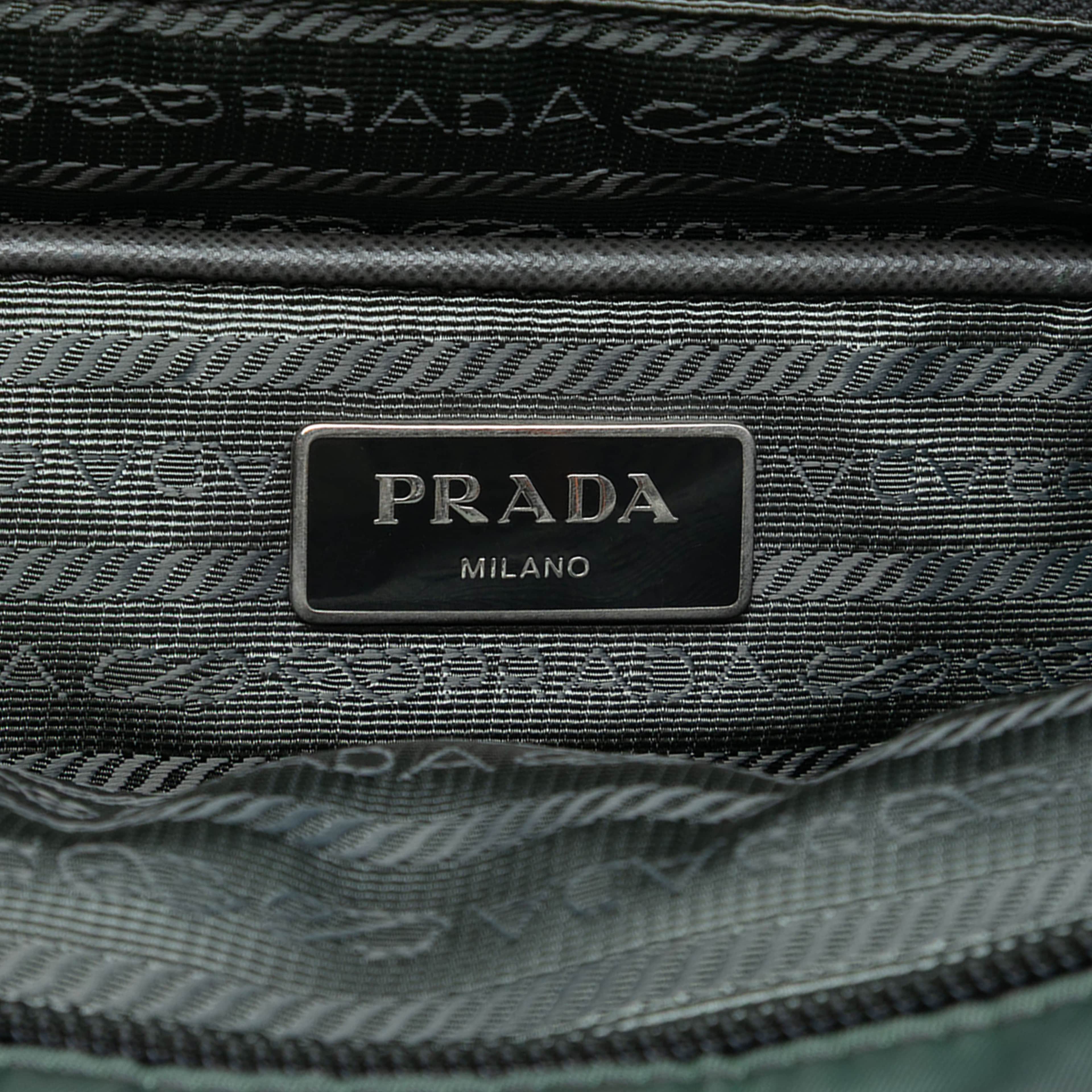 Prada Tessuto Zip Top Convertible Tote, från Luxclusif, i färgen grå. Klicka för att öppna bilden i stort format
