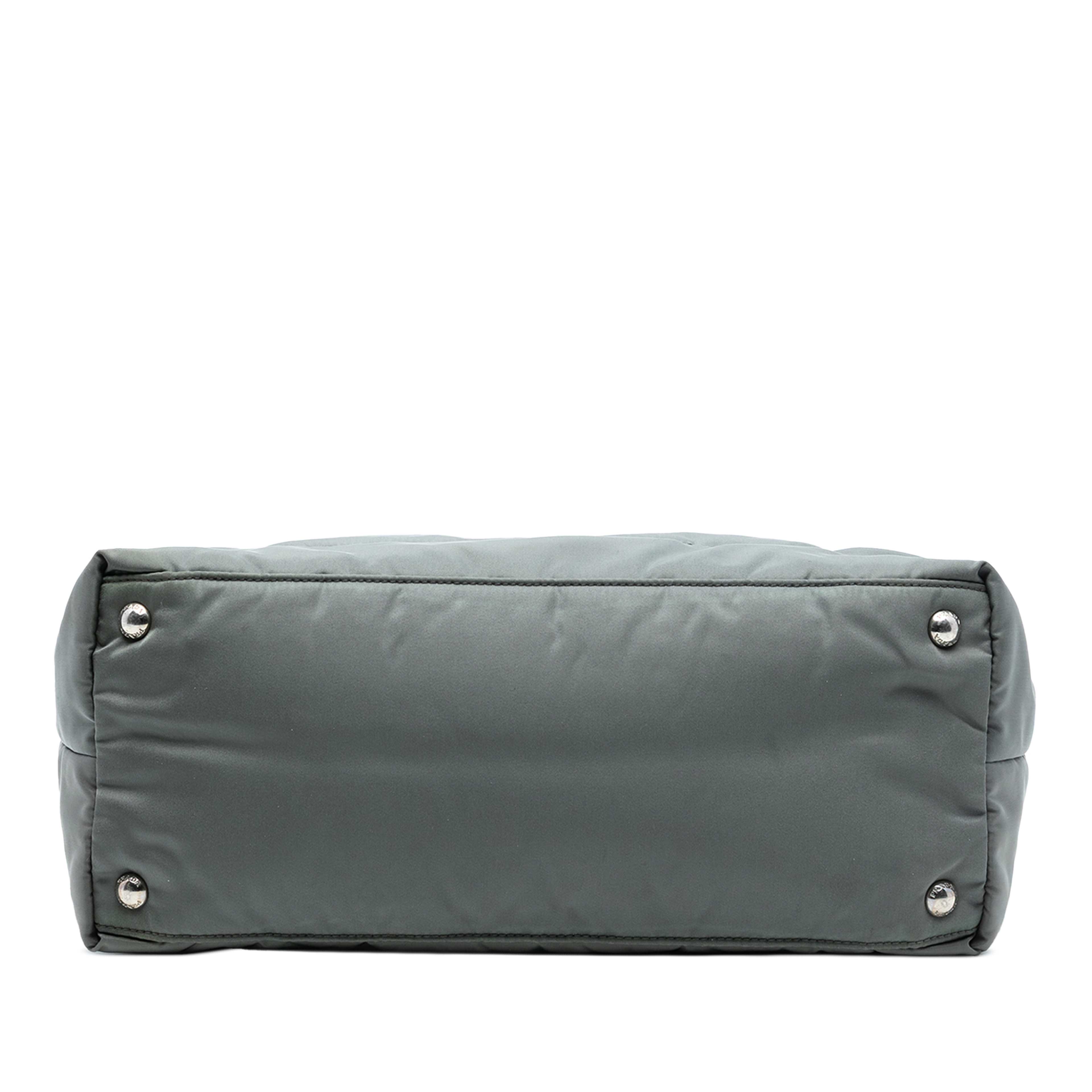 Prada Tessuto Zip Top Convertible Tote, från Luxclusif, i färgen grå. Klicka för att öppna bilden i stort format