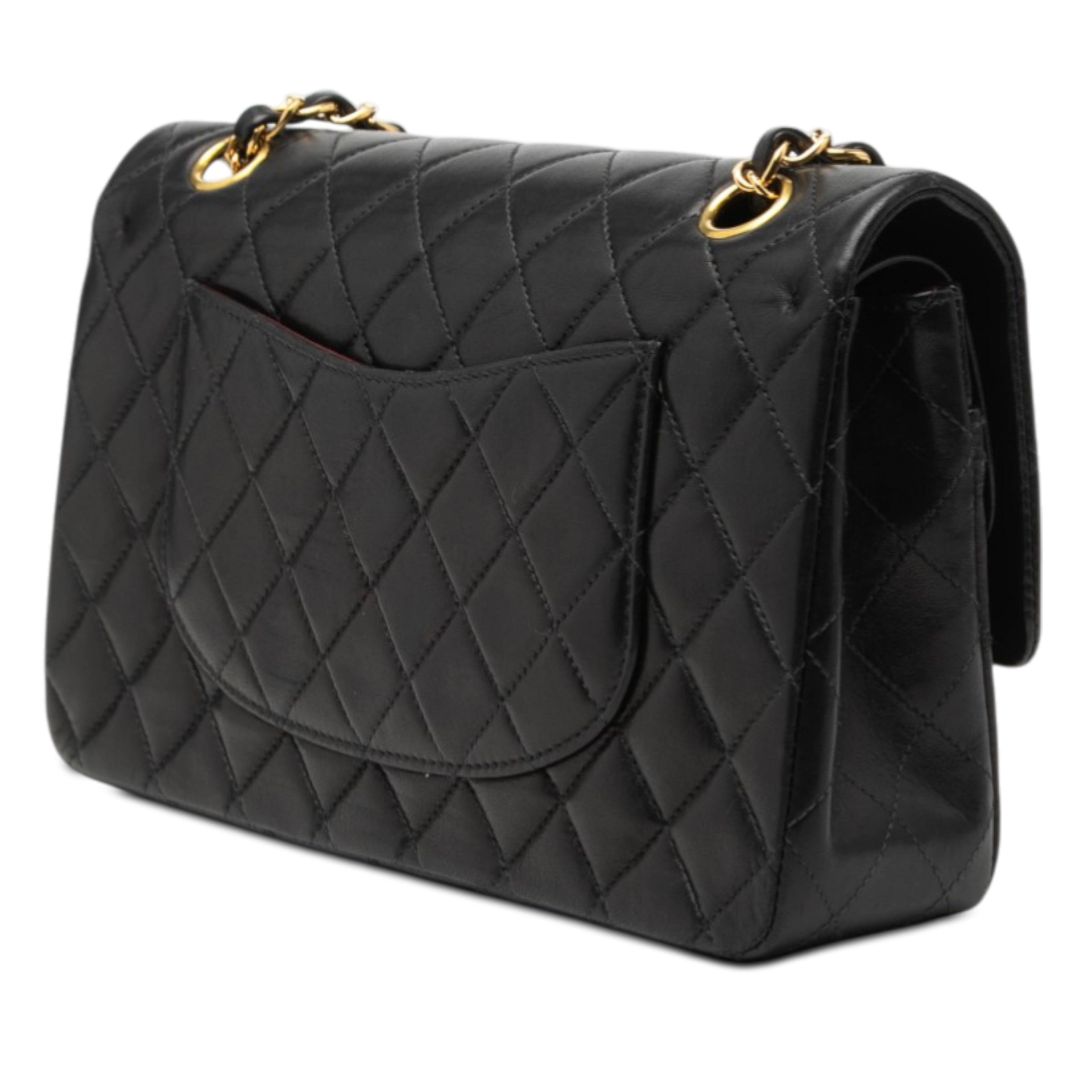 Chanel Medium Classic Lambskin Double Flap, från Luxclusif, i färgen black. Klicka för att öppna bilden i stort format