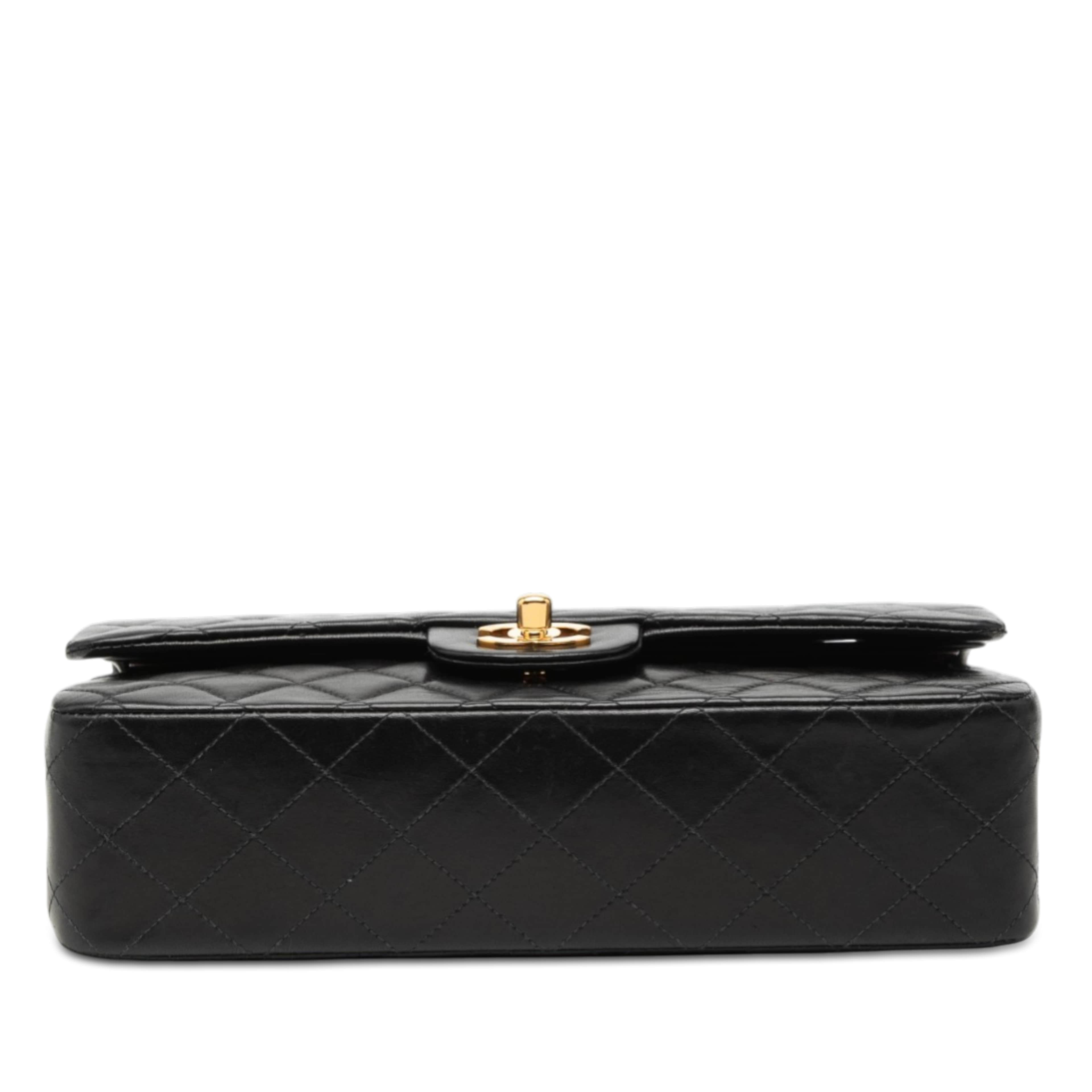 Chanel Medium Classic Lambskin Double Flap, från Luxclusif, i färgen black. Klicka för att öppna bilden i stort format