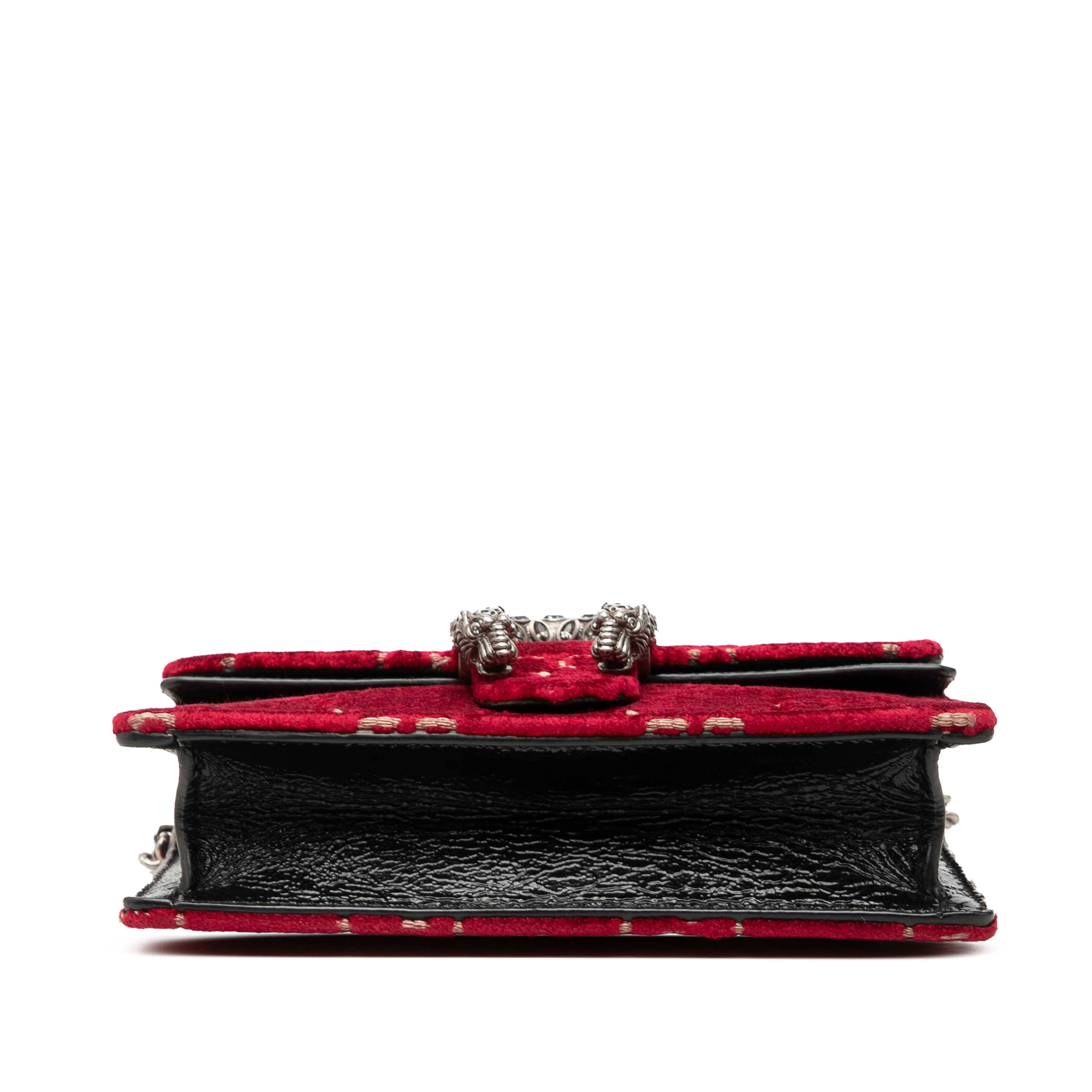 Gucci Mini Gg Velvet Dionysus Crossbody, från Luxclusif, i färgen röd. Klicka för att öppna bilden i stort format