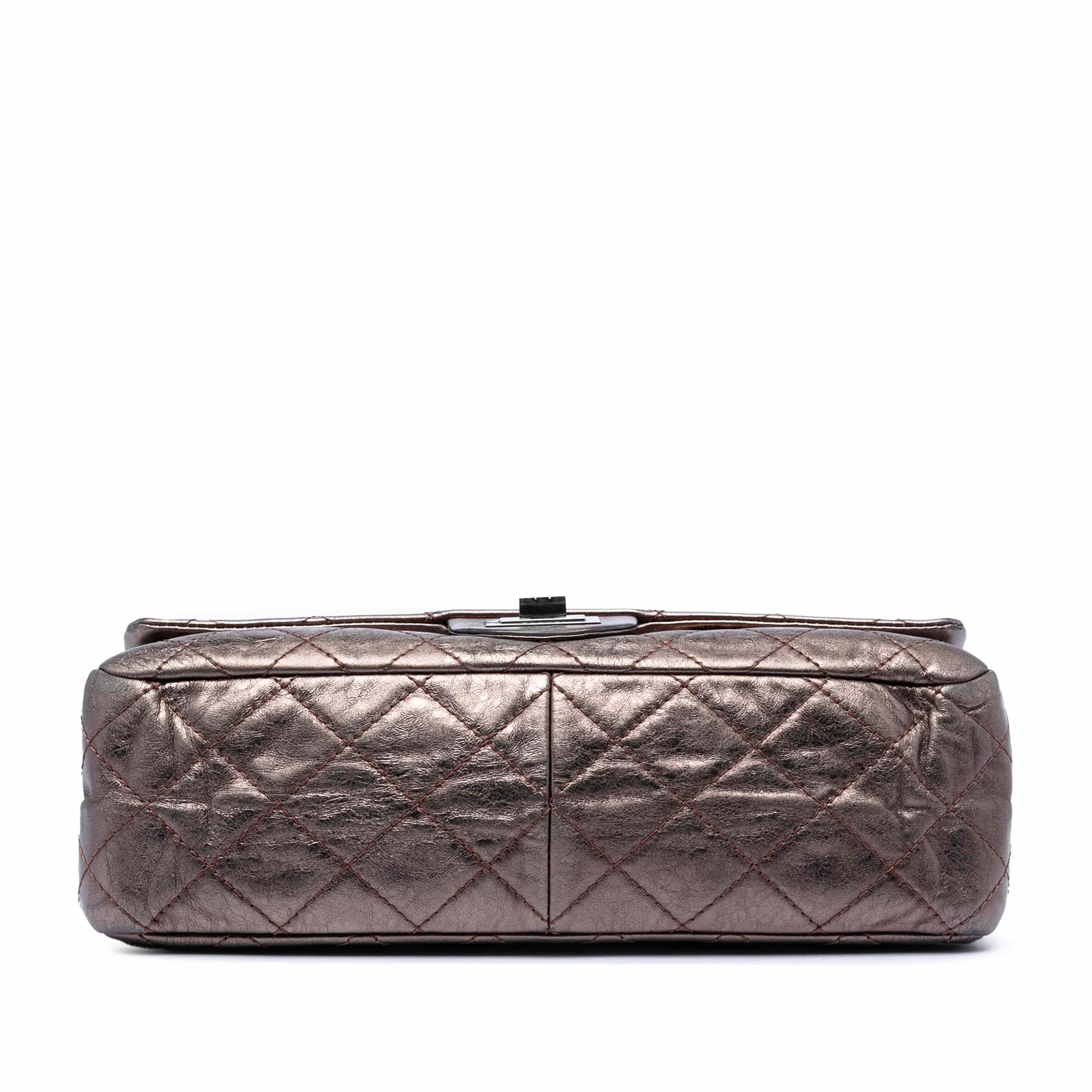 Chanel Metallic Aged Calfskin Reissue 2.55 Double Flap 227, från Luxclusif, i färgen brun. Klicka för att öppna bilden i stort format