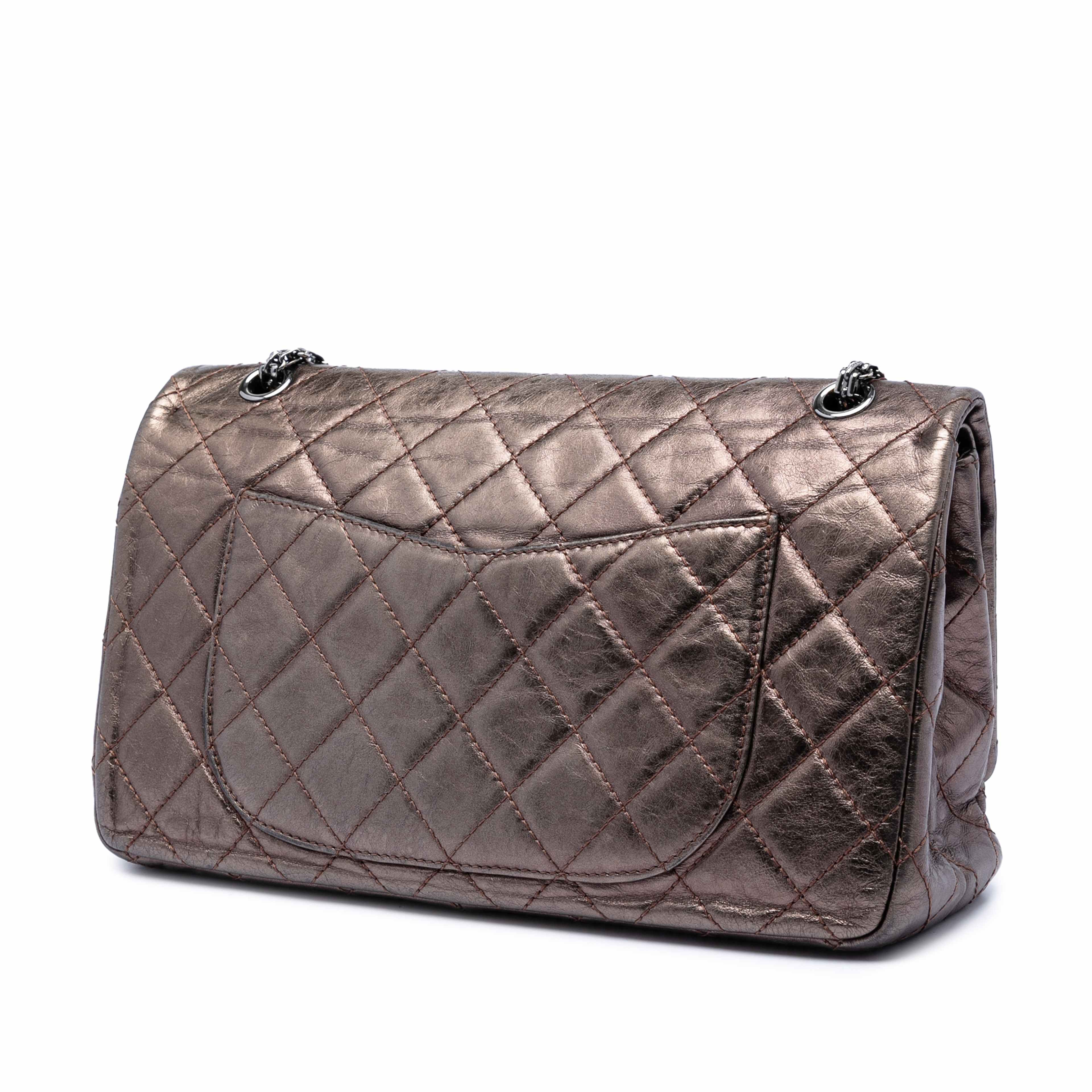 Chanel Metallic Aged Calfskin Reissue 2.55 Double Flap 227, från Luxclusif, i färgen bronze. Klicka för att öppna bilden i stort format