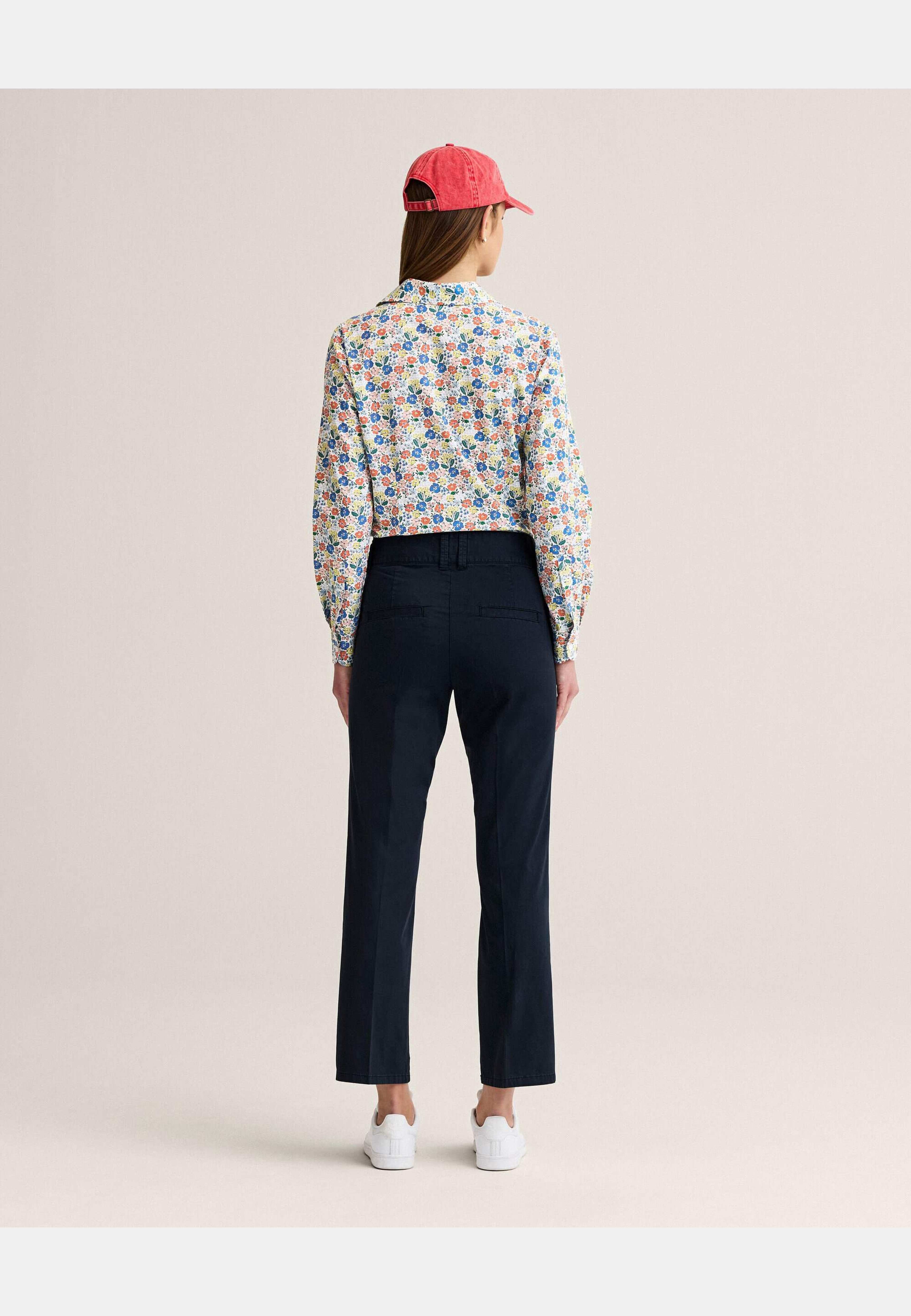 Linnea Flower Shirt, från Newhouse, i färgen offwhite. Klicka för att öppna bilden i stort format