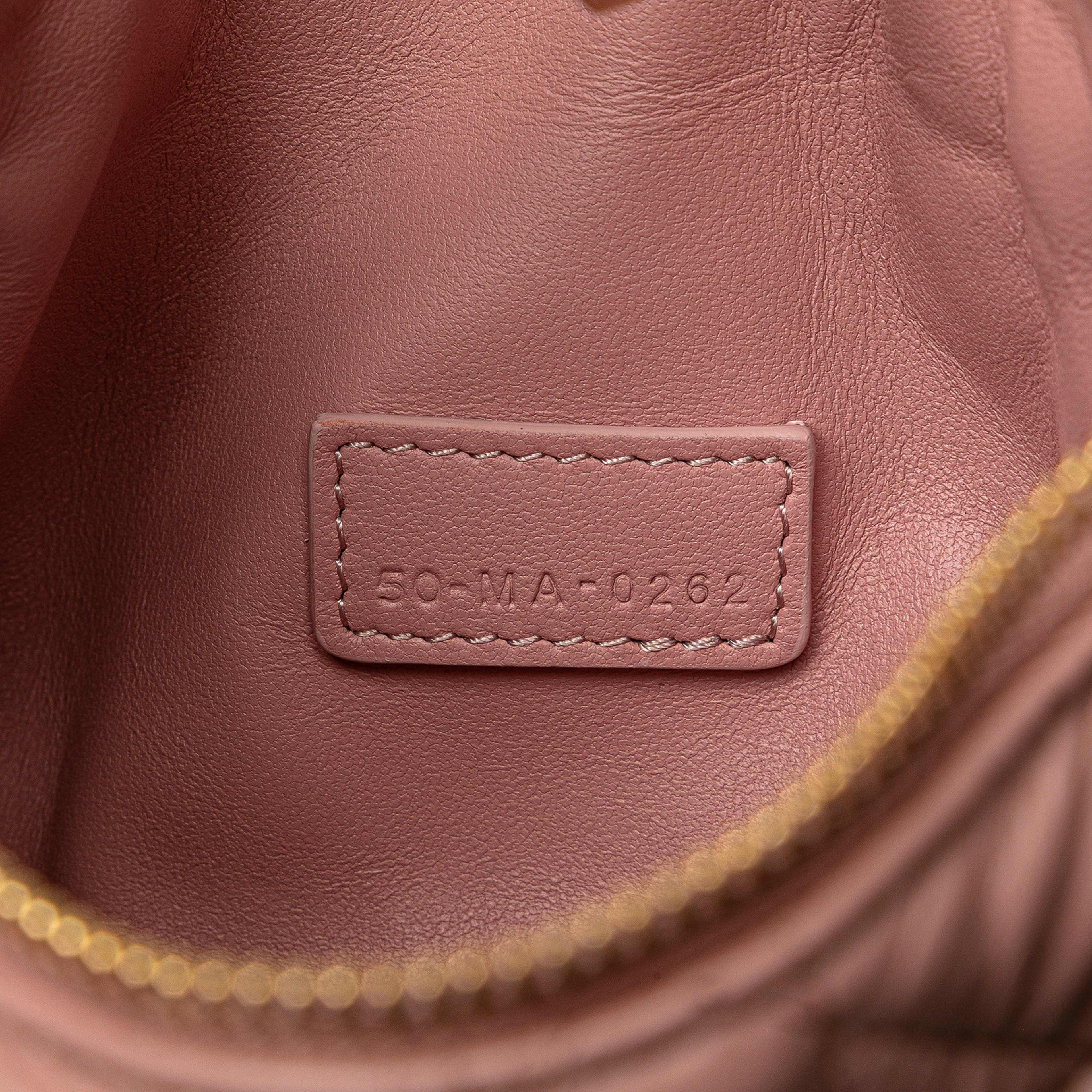 Dior Small Calfskin Macrocannage Diortravel Nomad Pouch, från Luxclusif, i färgen pink. Klicka för att öppna bilden i stort format