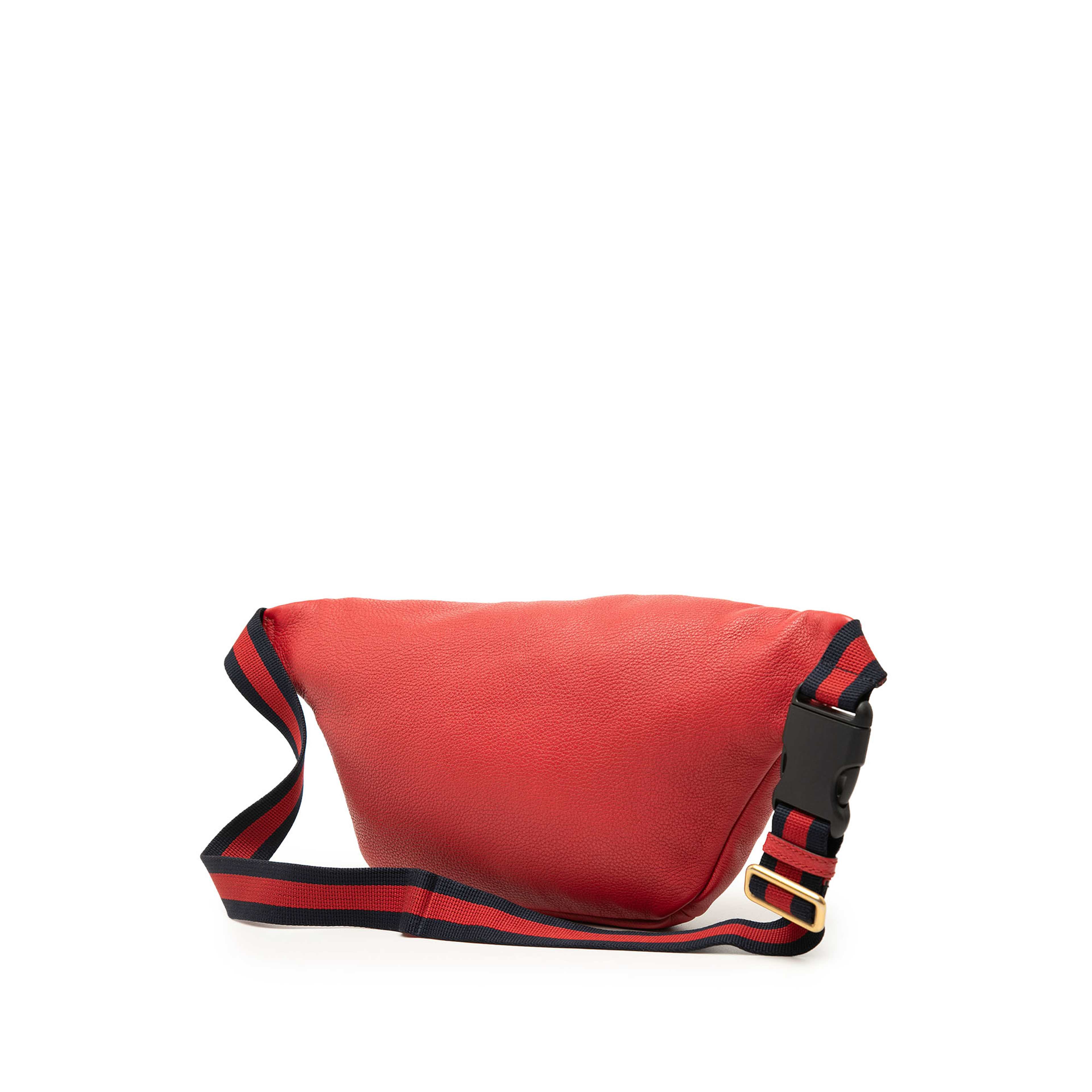 Gucci Grained Calfskin Logo Belt Bag, från Luxclusif, i färgen röd. Klicka för att öppna bilden i stort format
