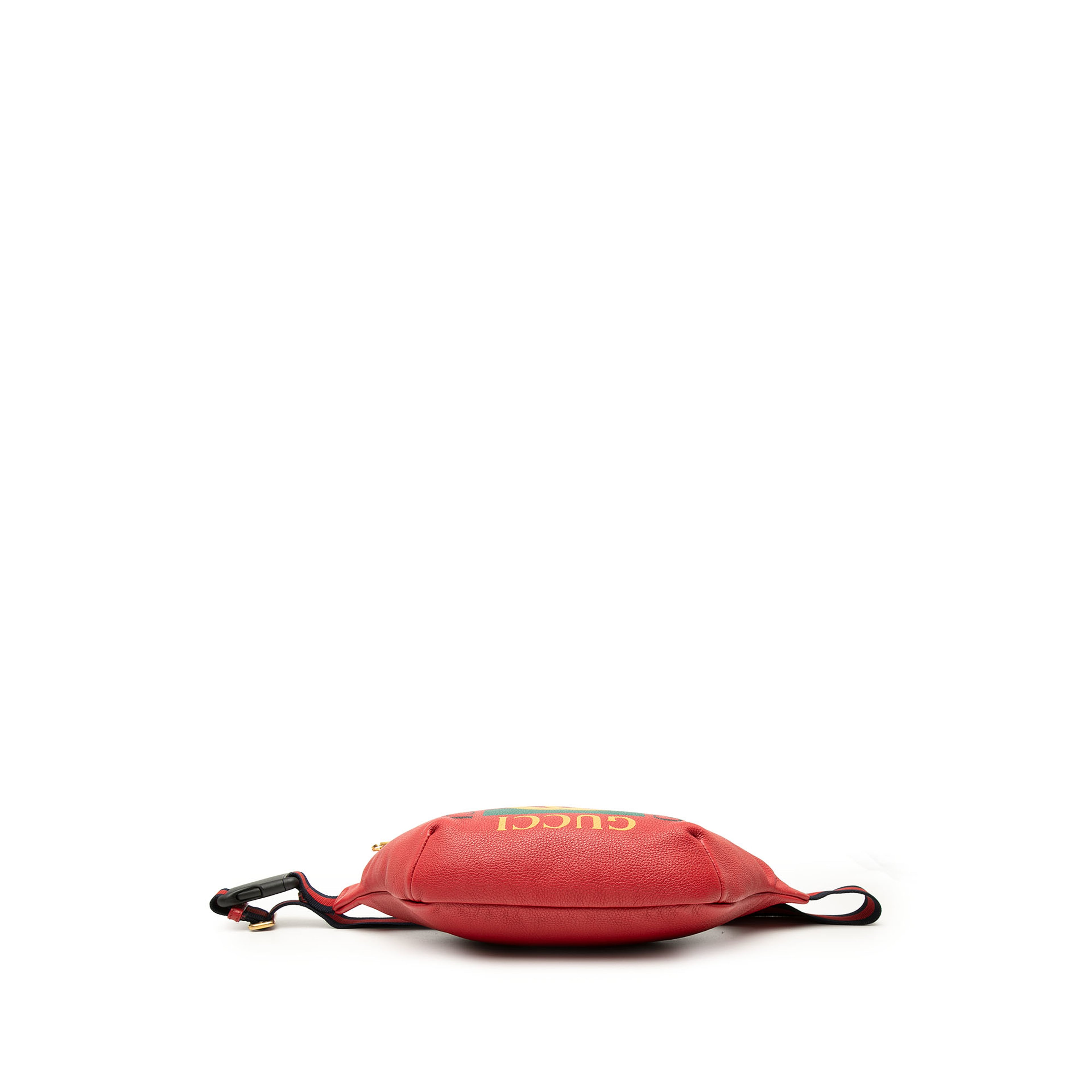 Gucci Grained Calfskin Logo Belt Bag, från Luxclusif, i färgen röd. Klicka för att öppna bilden i stort format