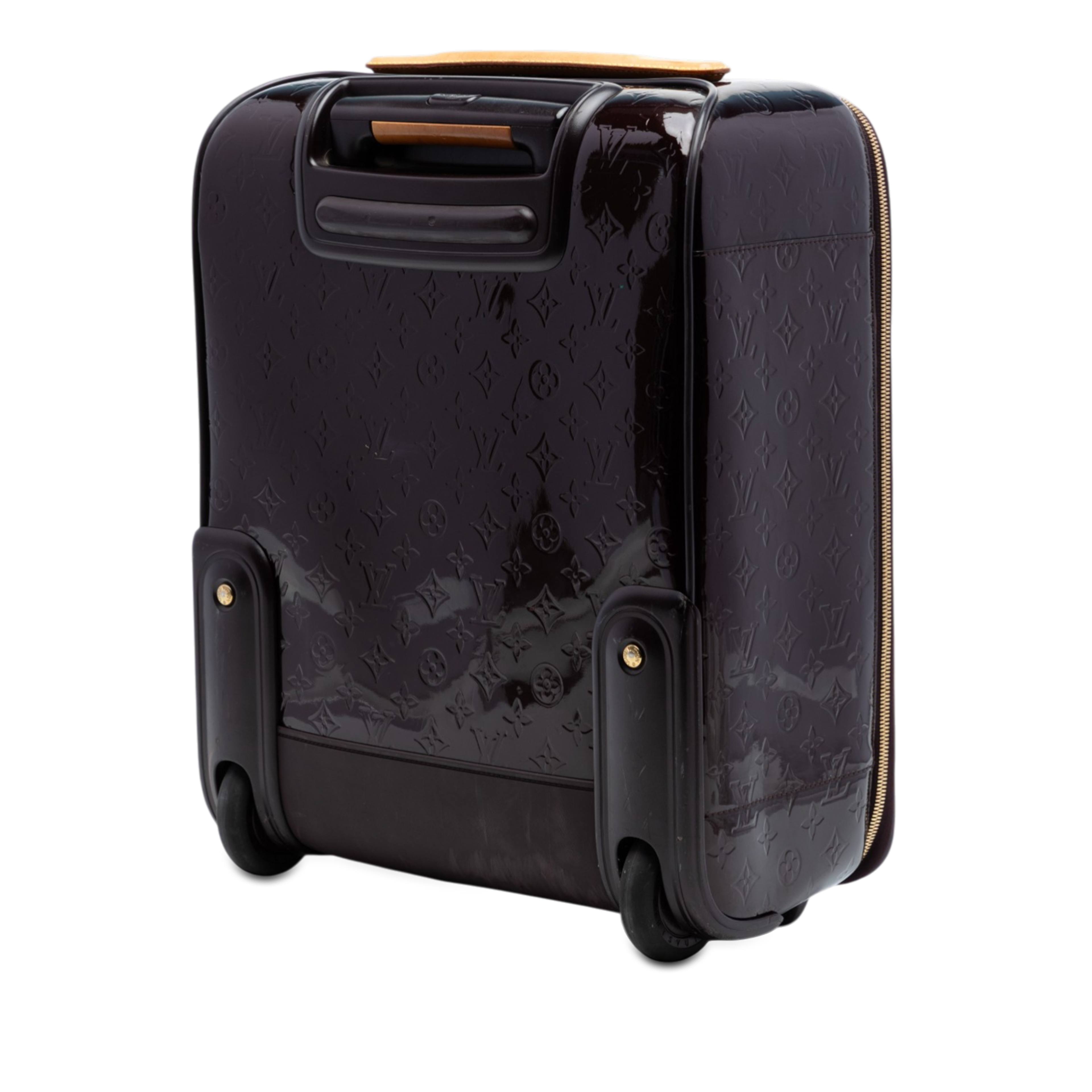 Louis Vuitton Monogram Vernis Pegase 45, från Luxclusif, i färgen purple. Klicka för att öppna bilden i stort format