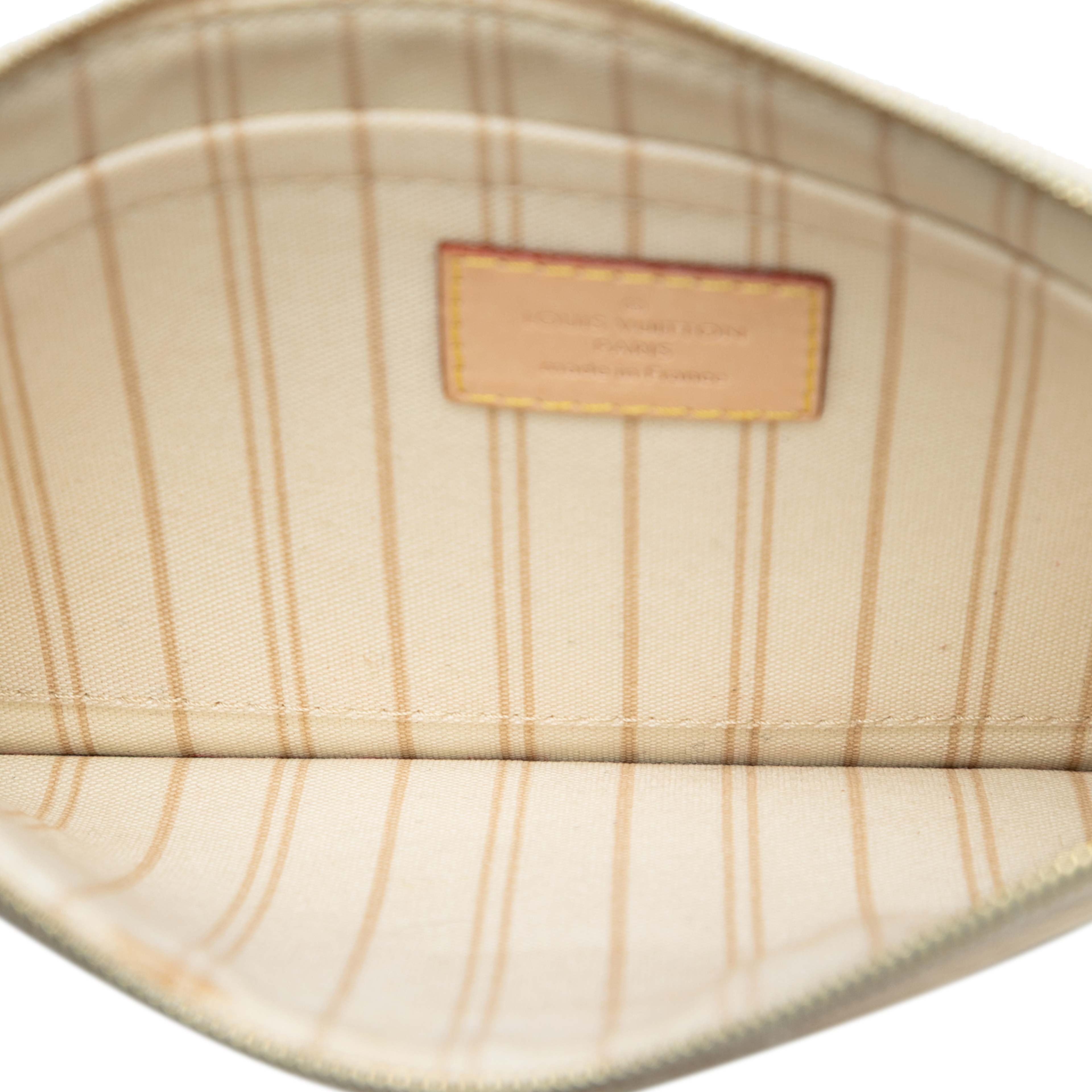 Louis Vuitton Damier Azur Neverfull Mm Pouch, från Luxclusif, i färgen white. Klicka för att öppna bilden i stort format