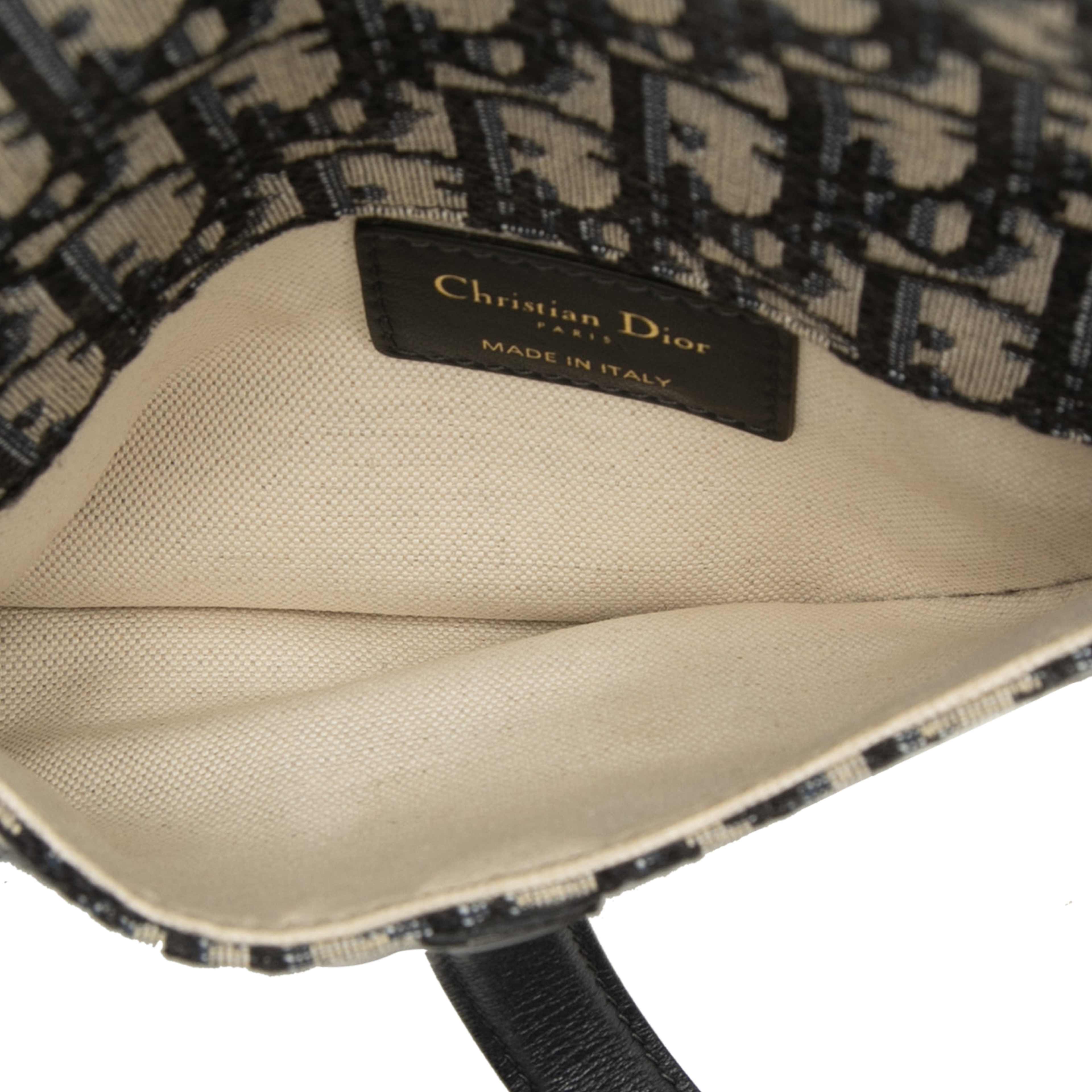 Dior Oblique Canvas Saddle Belt Bag, från Luxclusif, i färgen blå. Klicka för att öppna bilden i stort format