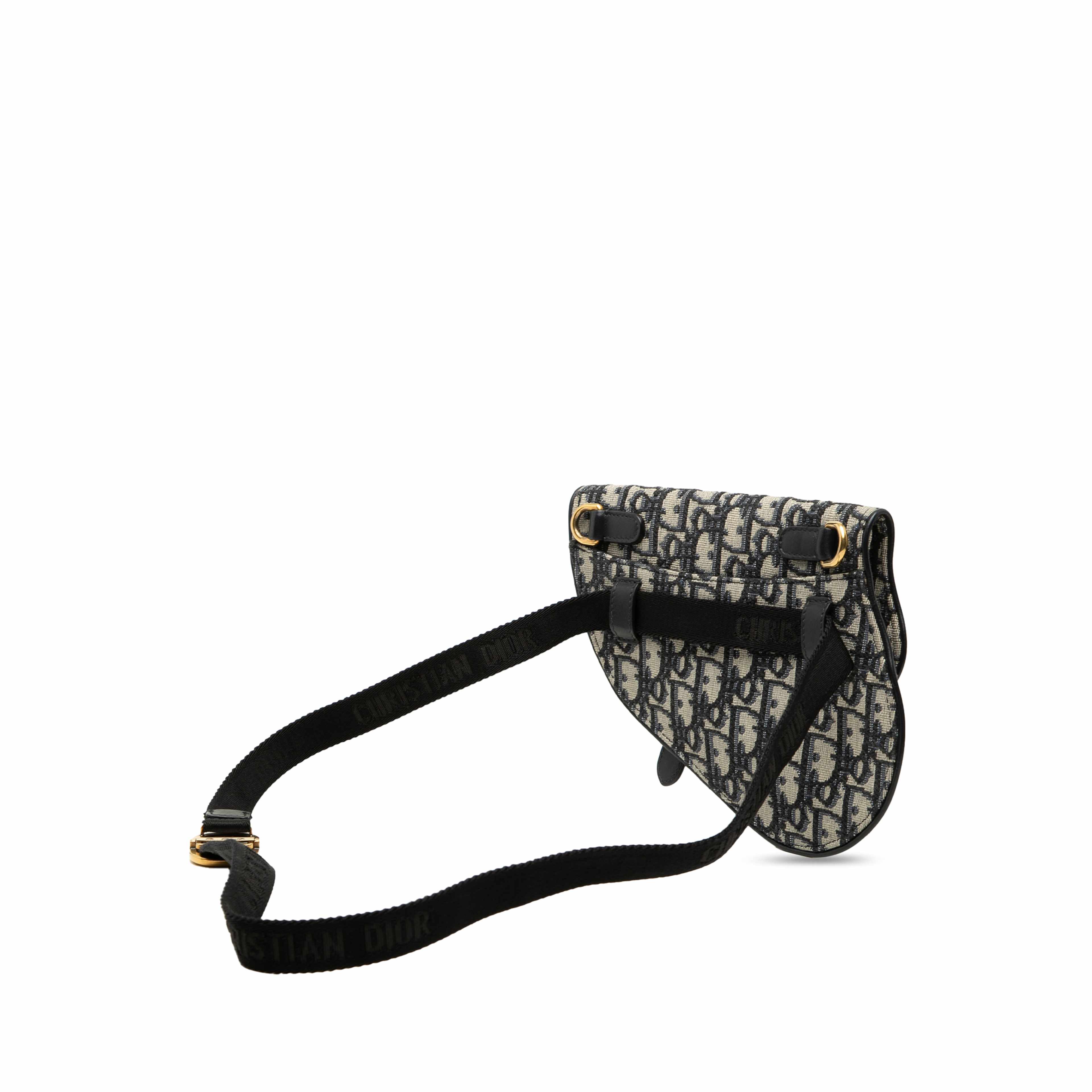 Dior Oblique Canvas Saddle Belt Bag, från Luxclusif, i färgen blå. Klicka för att öppna bilden i stort format