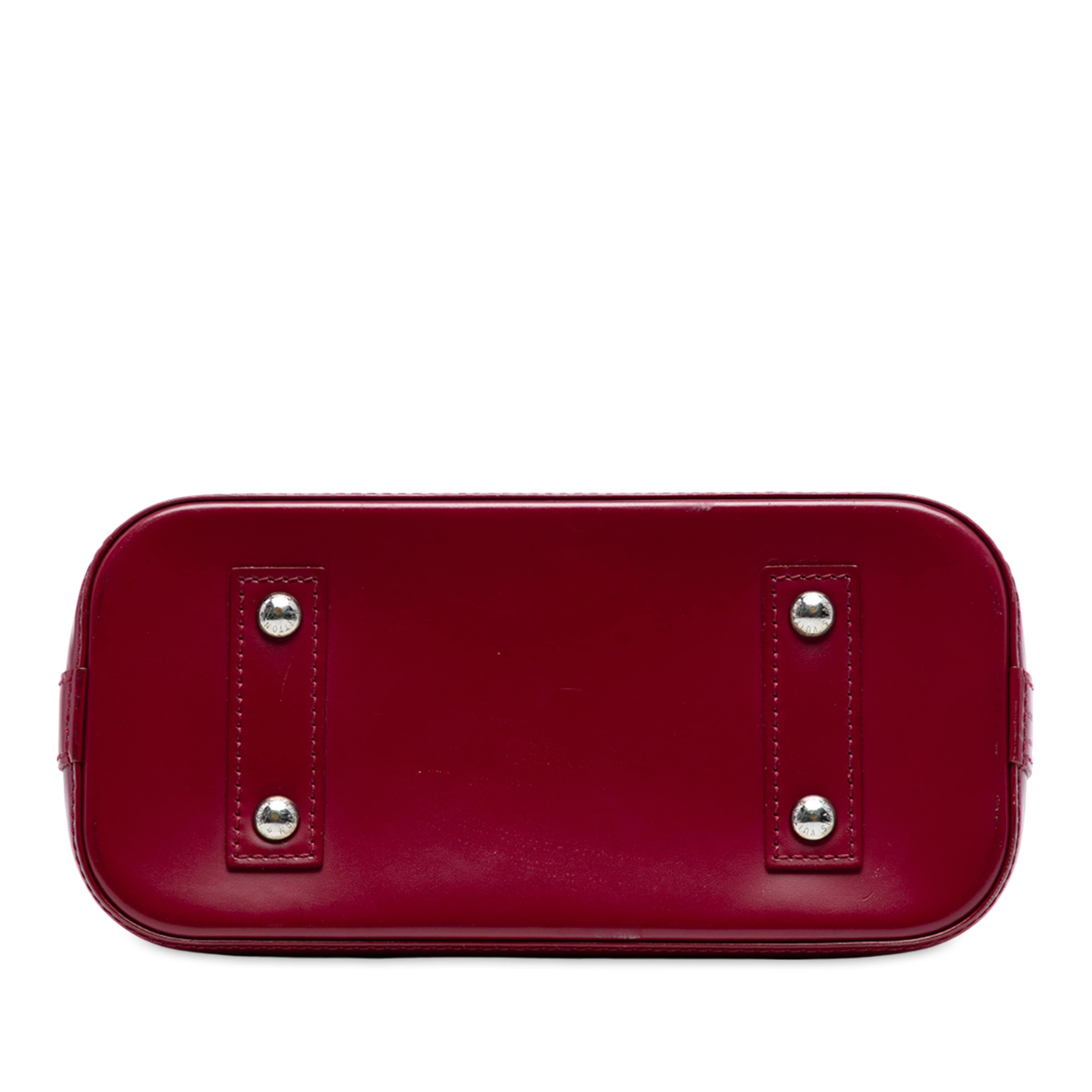 Louis Vuitton Epi Alma Bb, från Luxclusif, i färgen dark pink. Klicka för att öppna bilden i stort format