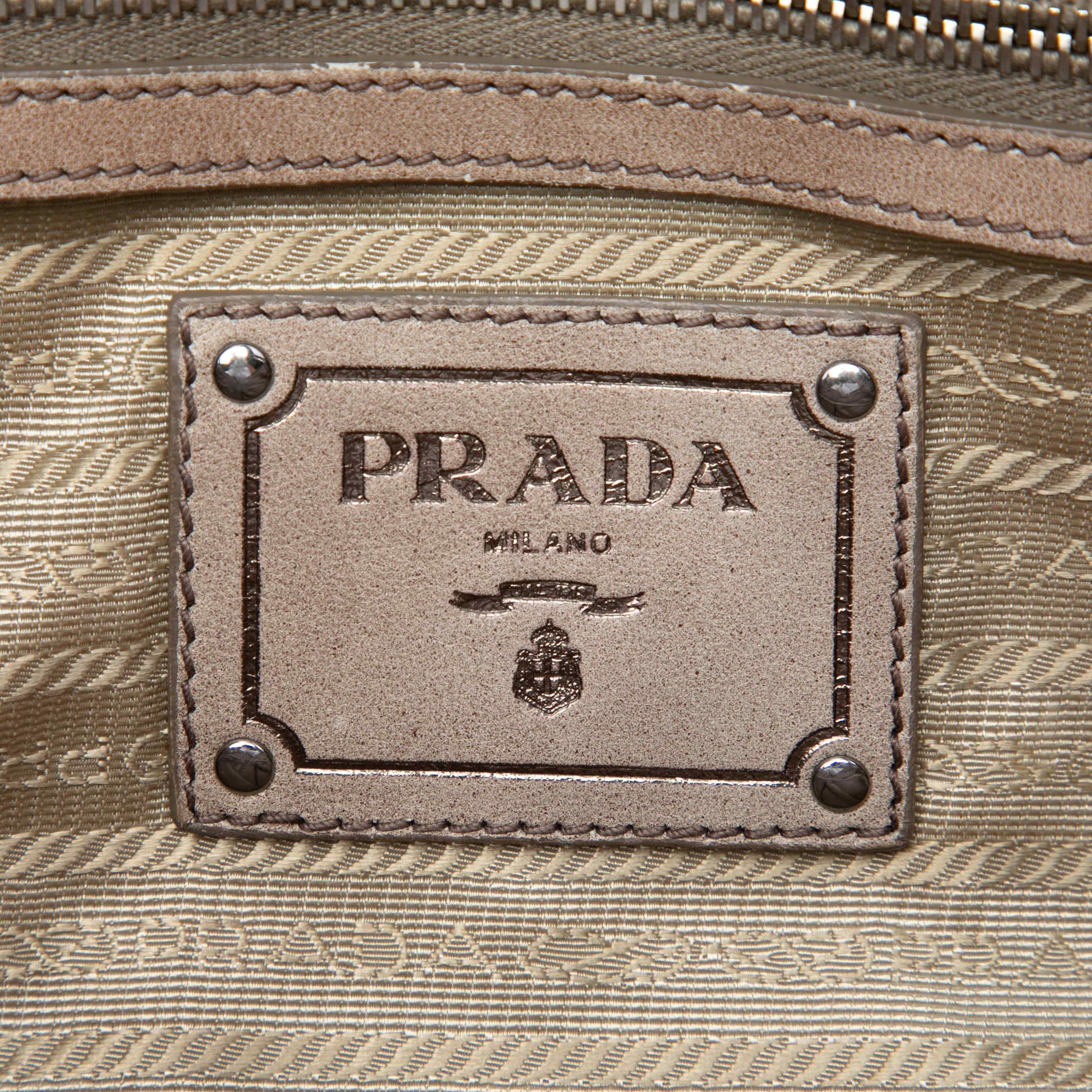 Prada Nappa Gaufre Ombre Satchel, från Luxclusif, i färgen beige. Klicka för att öppna bilden i stort format
