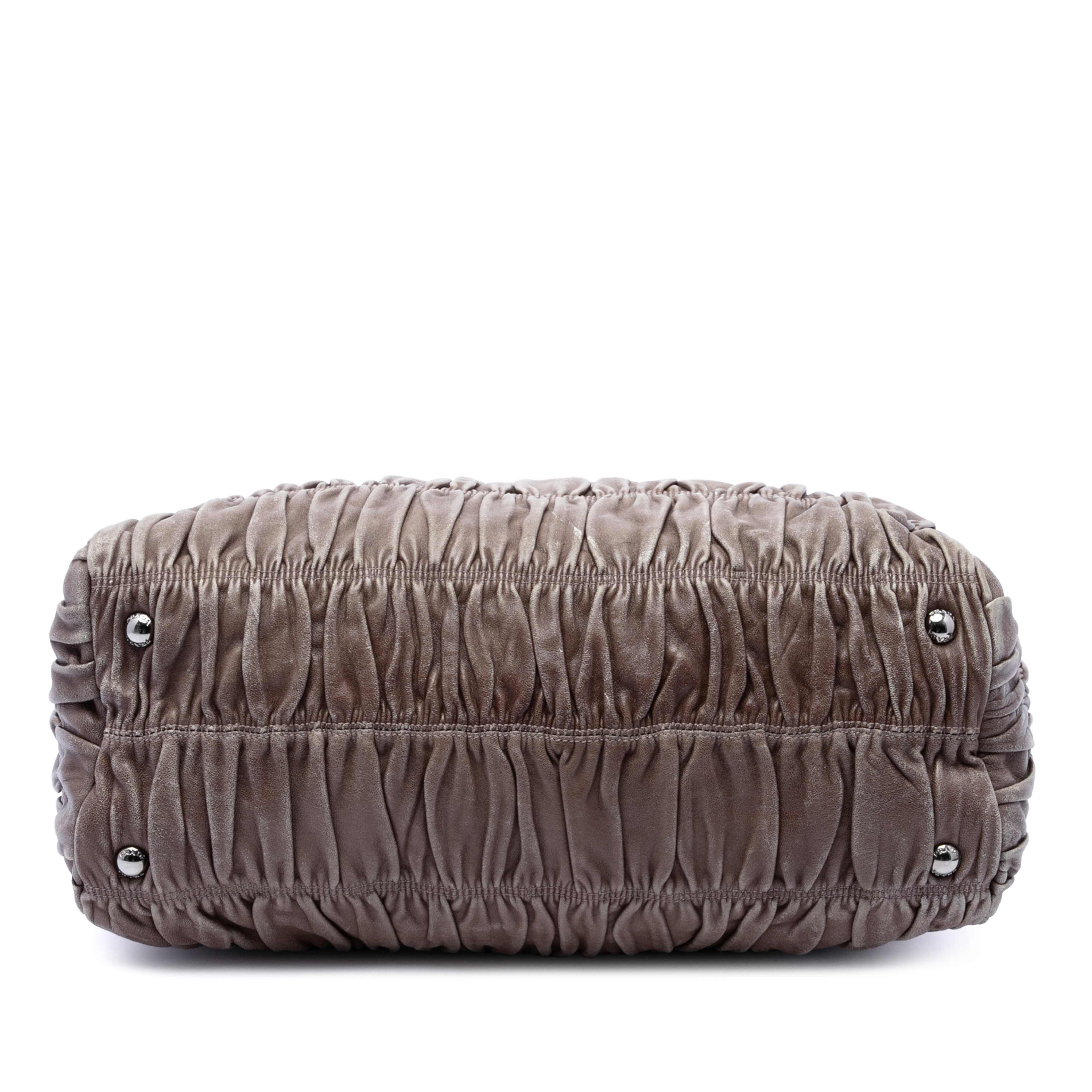 Prada Nappa Gaufre Ombre Satchel, från Luxclusif, i färgen beige. Klicka för att öppna bilden i stort format