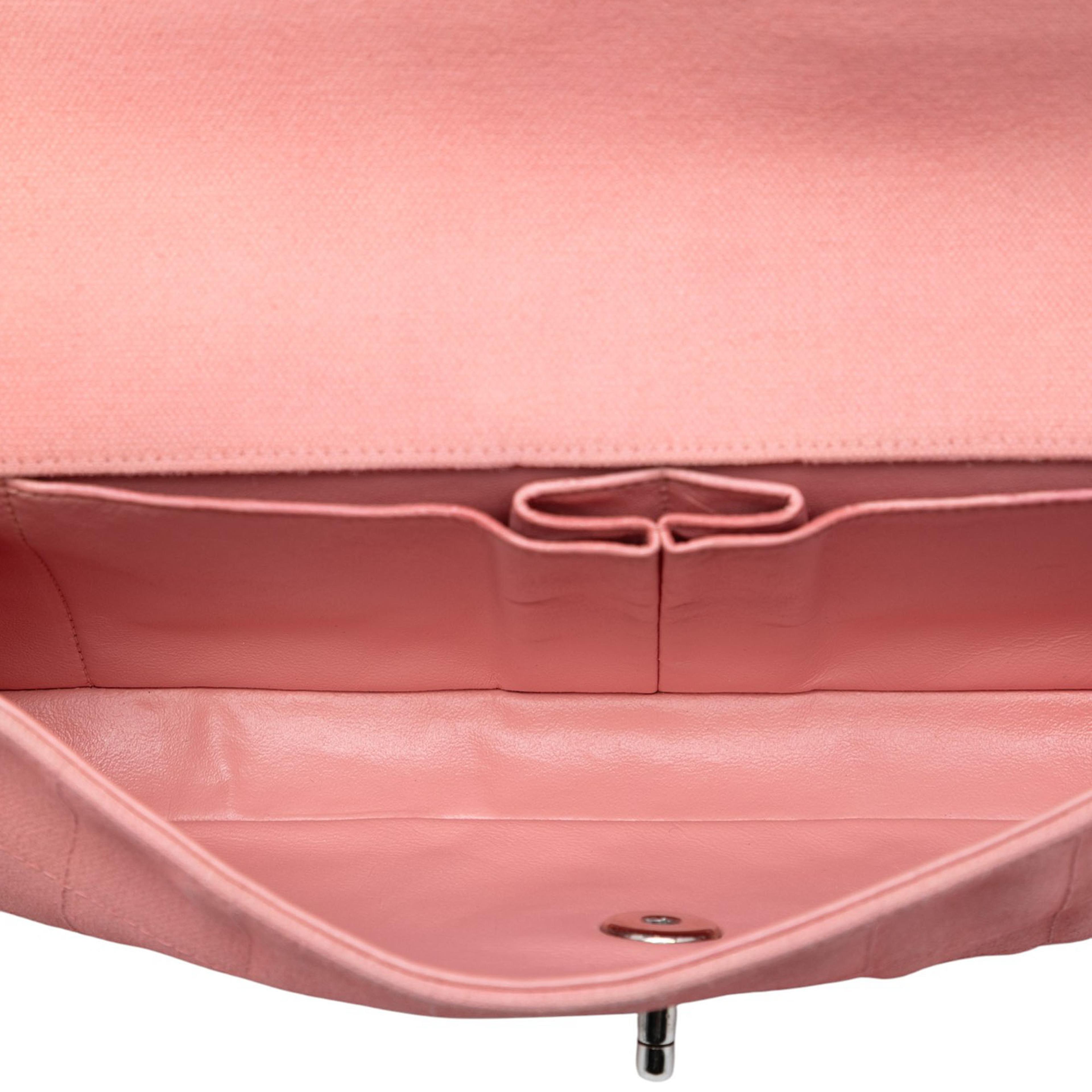 Chanel Chocolate Bar Canvas East West Flap, från Luxclusif, i färgen blush. Klicka för att öppna bilden i stort format