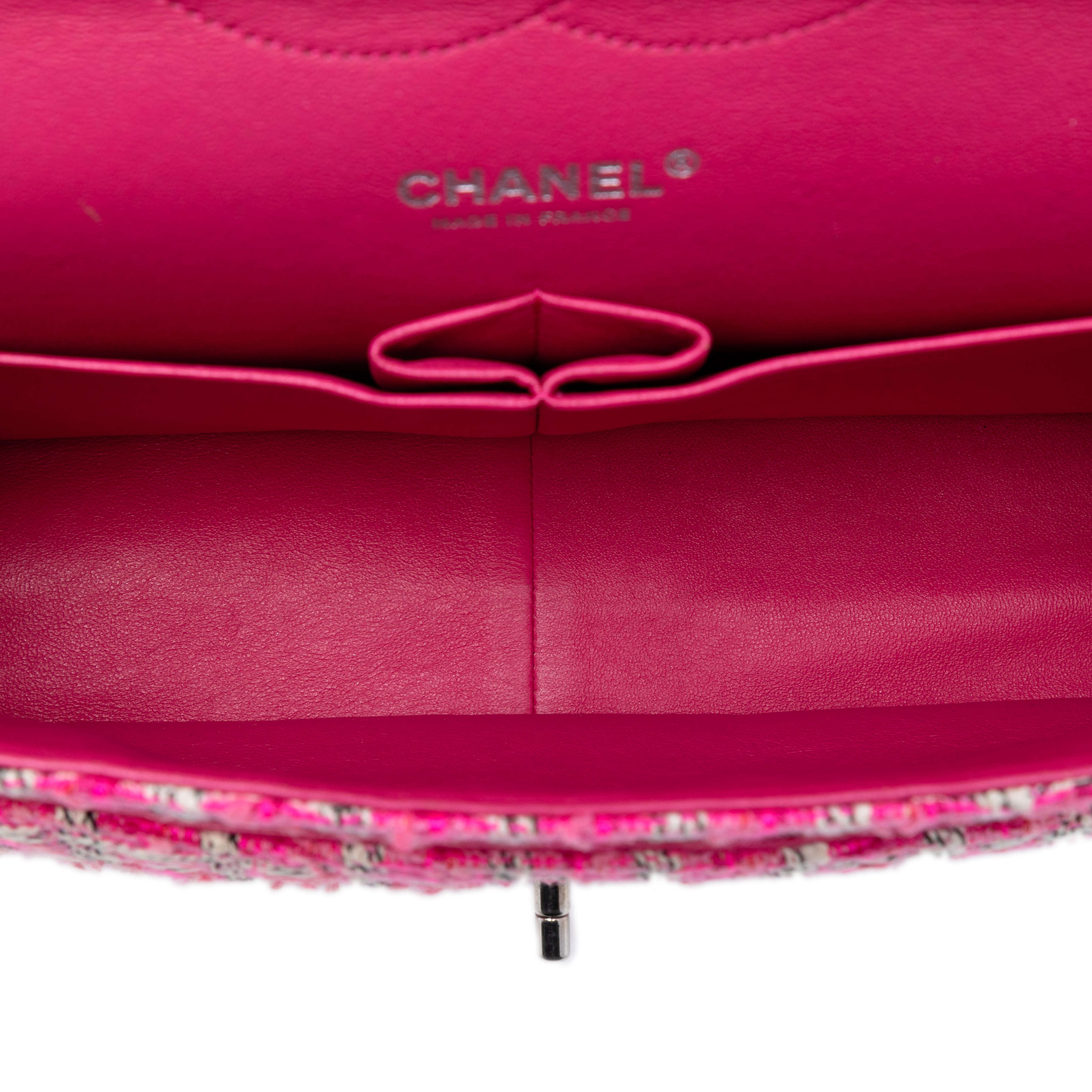 Chanel Jumbo Classic Tweed Double Flap, från Luxclusif, i färgen pink. Klicka för att öppna bilden i stort format