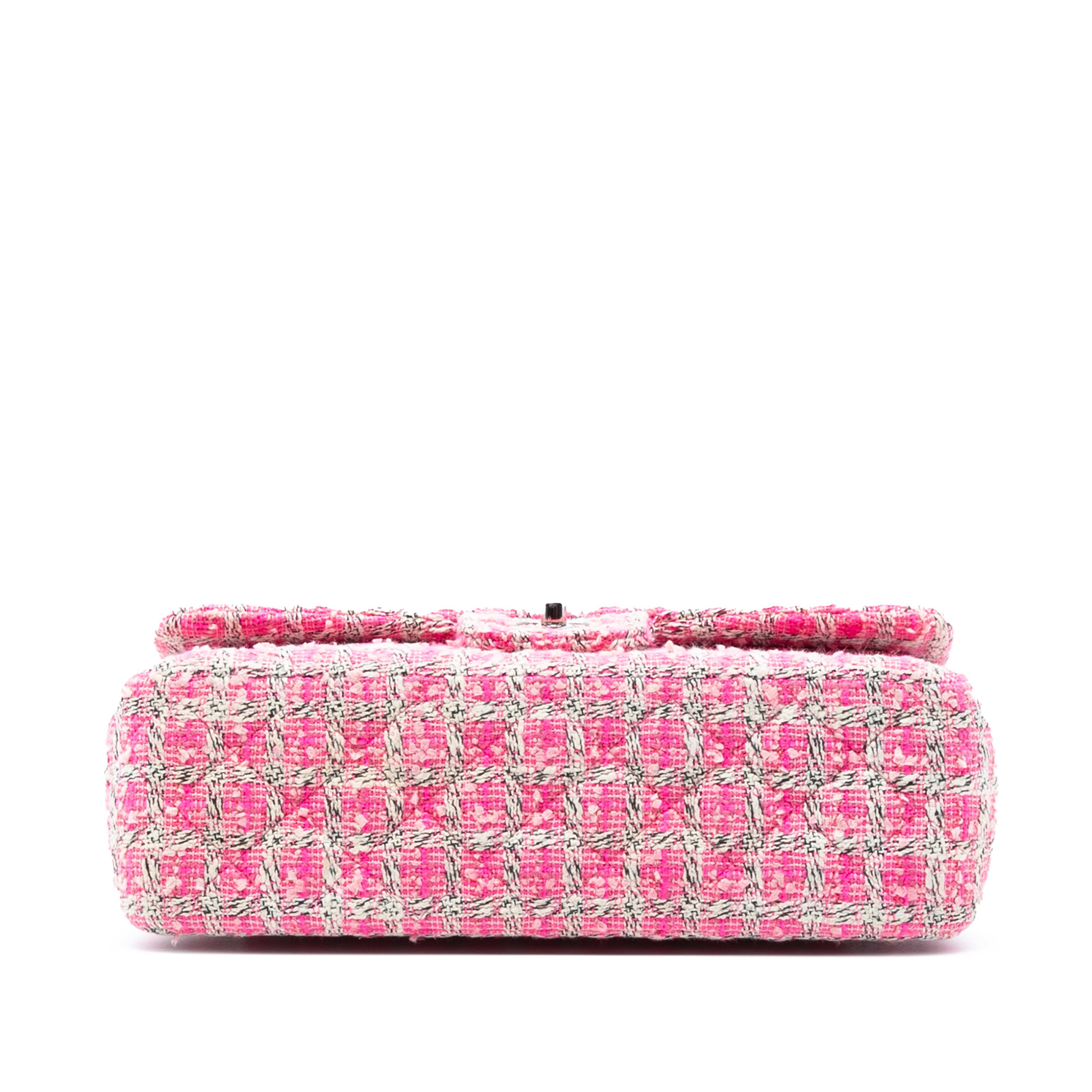 Chanel Jumbo Classic Tweed Double Flap, från Luxclusif, i färgen pink. Klicka för att öppna bilden i stort format