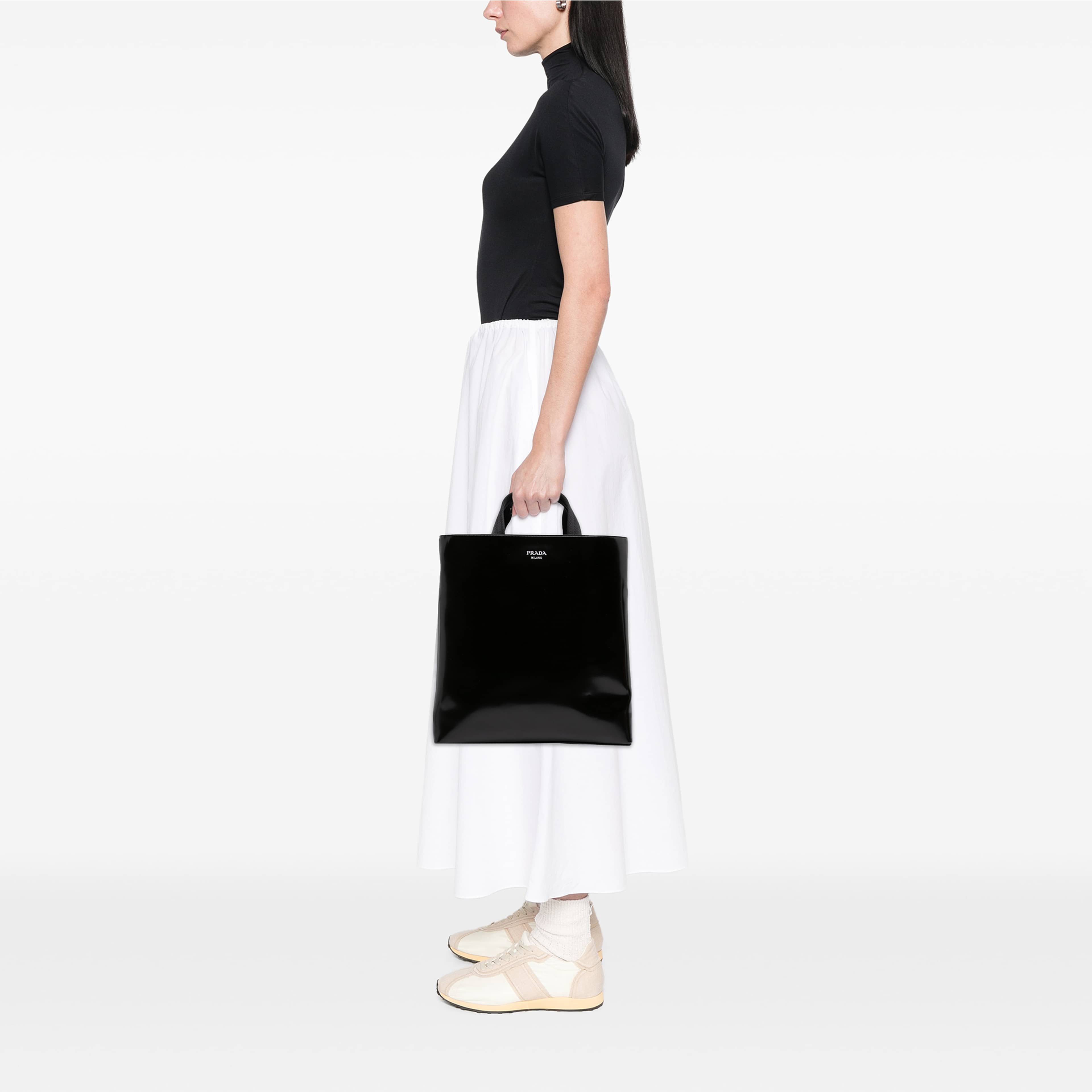 Prada Spazzolato Leather Tote, från Luxclusif, i färgen svart. Klicka för att öppna bilden i stort format