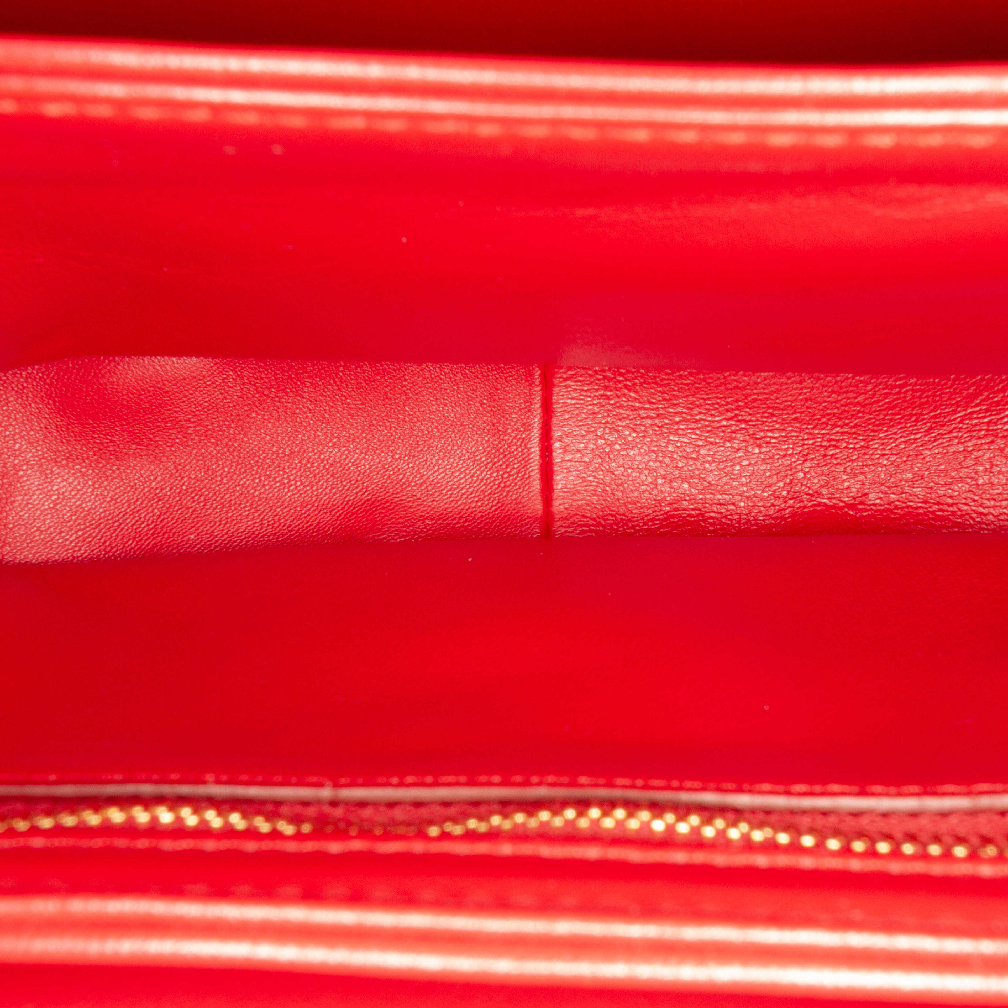 Celine Teen Shiny Calfskin Triomphe Crossbody, från Luxclusif, i färgen red. Klicka för att öppna bilden i stort format