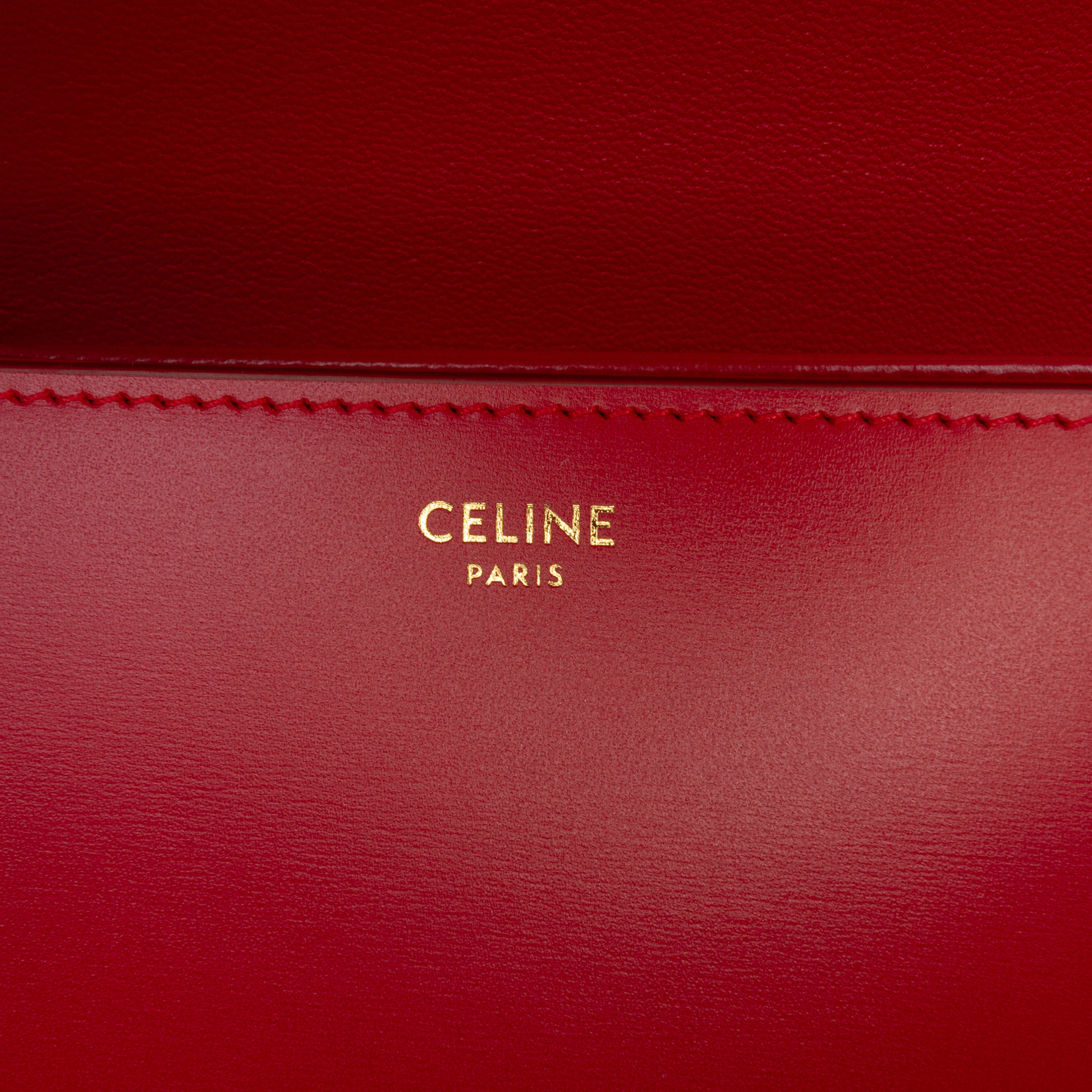 Celine Teen Shiny Calfskin Triomphe Crossbody, från Luxclusif, i färgen red. Klicka för att öppna bilden i stort format