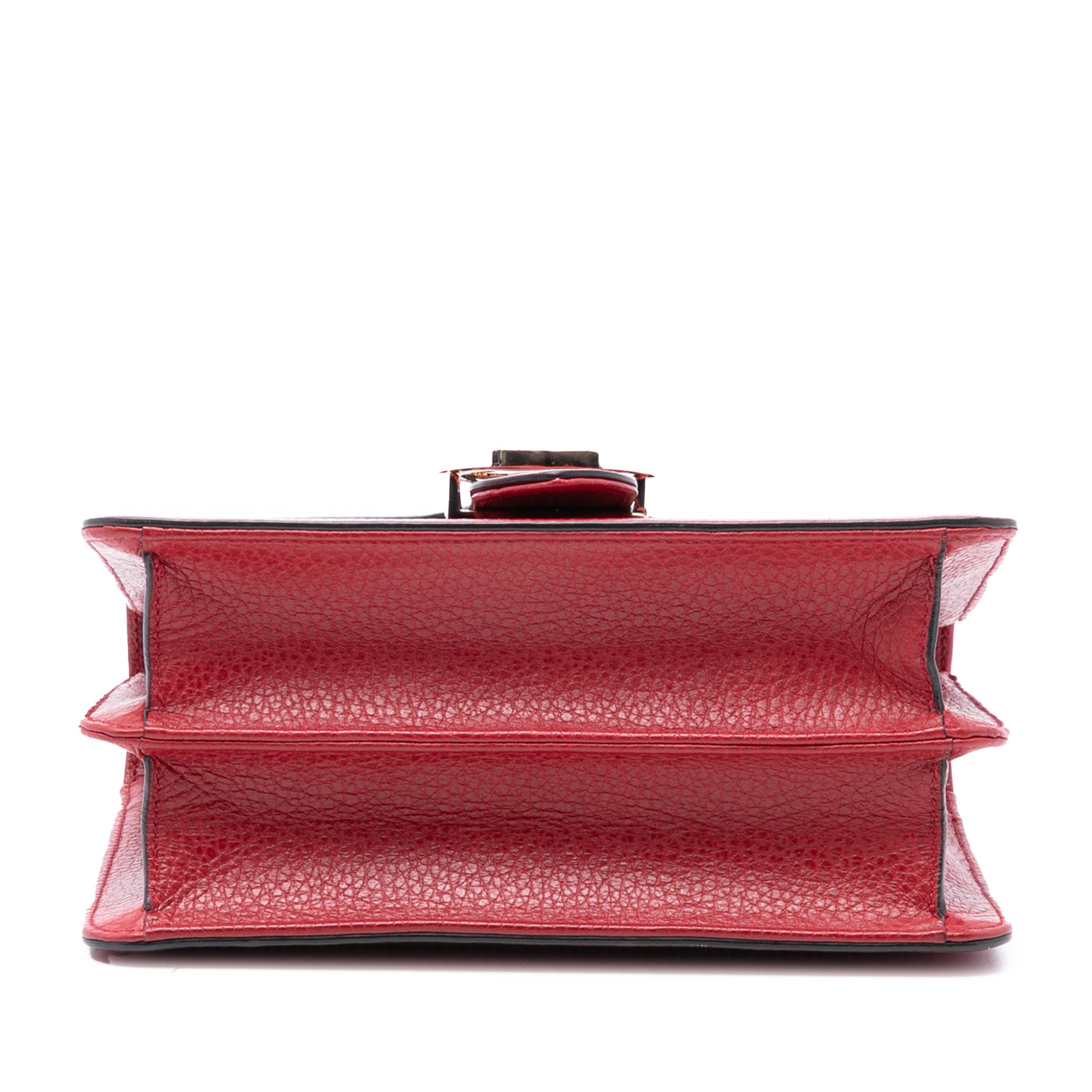 Gucci Small Dollar Calfskin Interlocking G Crossbody, från Luxclusif, i färgen röd. Klicka för att öppna bilden i stort format