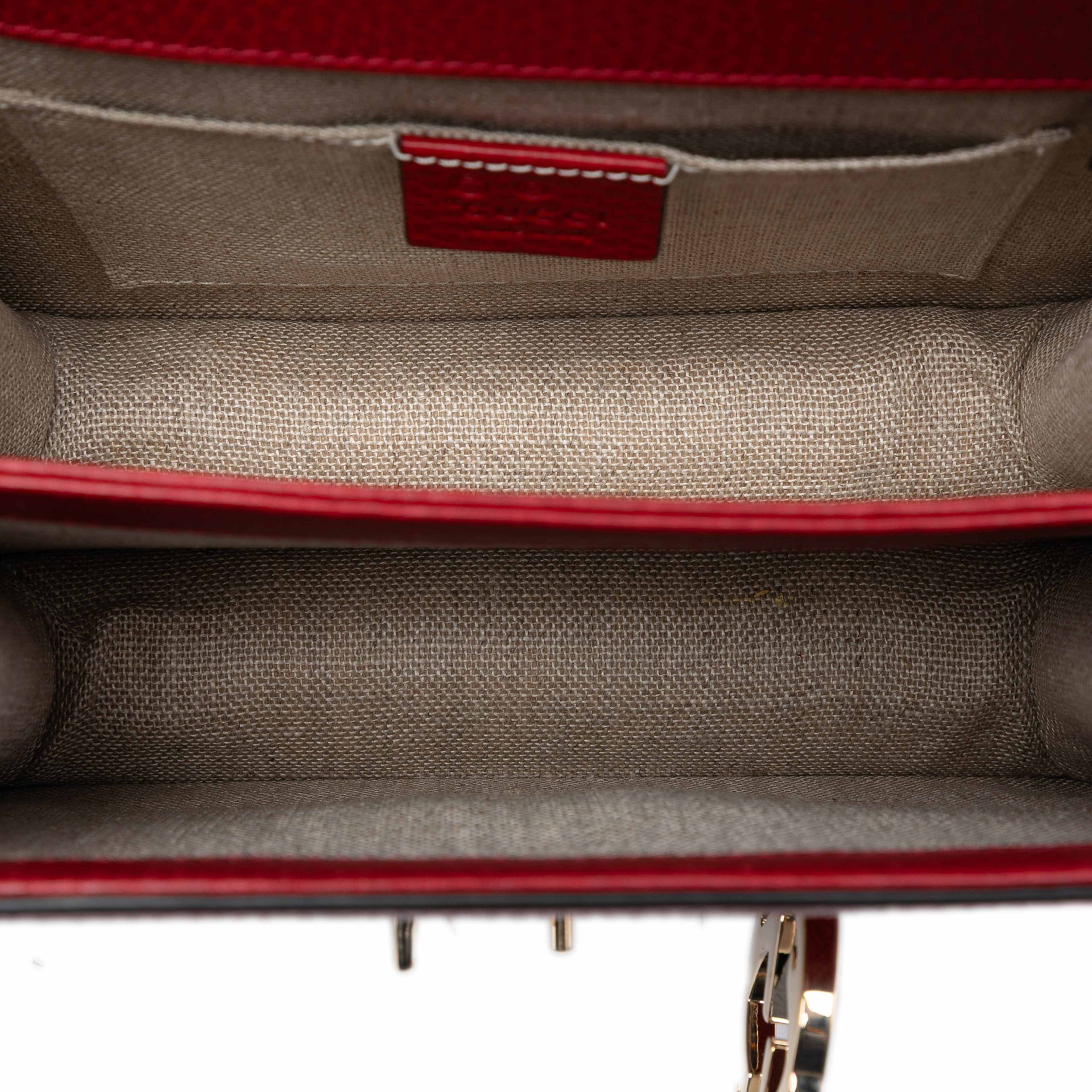 Gucci Small Dollar Calfskin Interlocking G Crossbody, från Luxclusif, i färgen red. Klicka för att öppna bilden i stort format