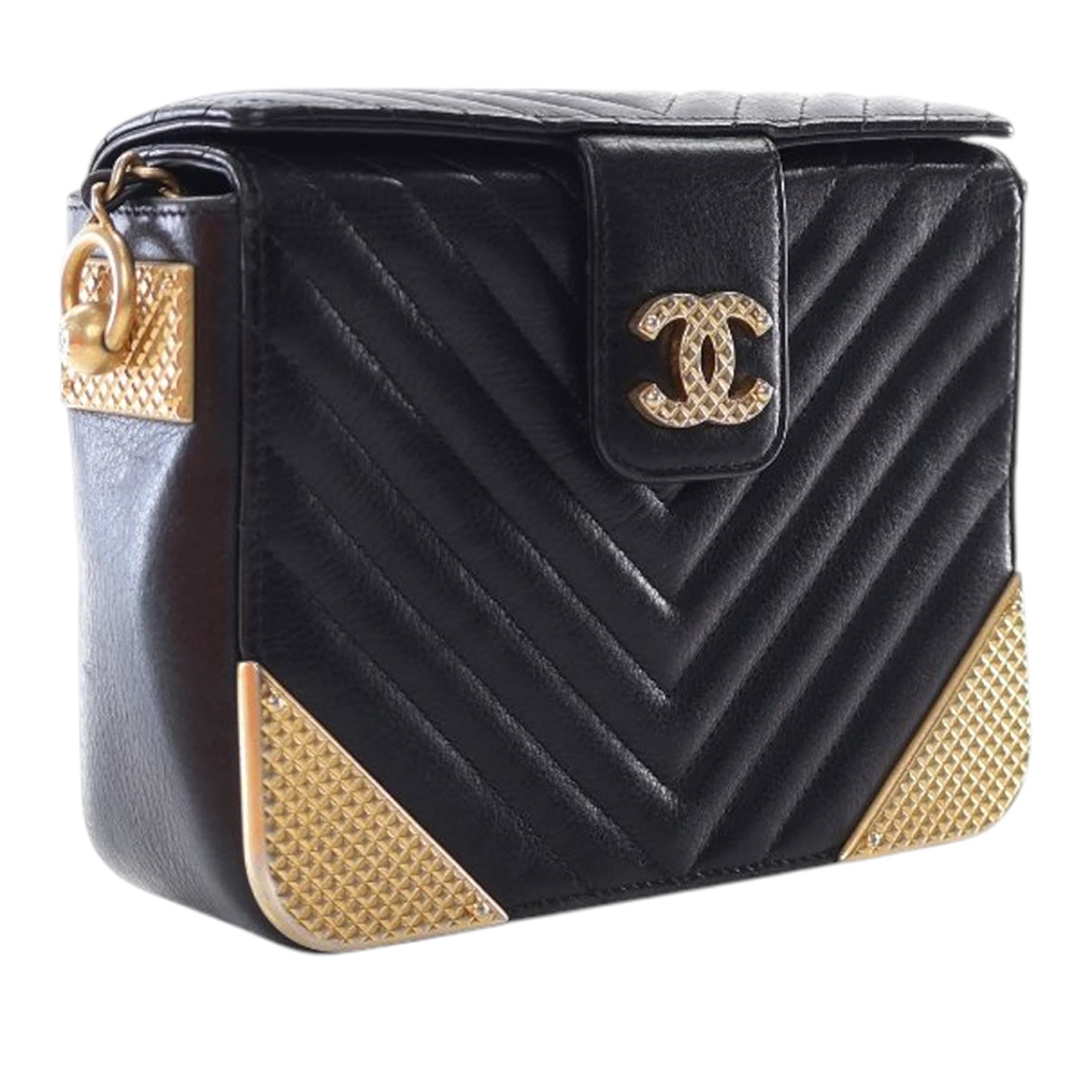 Chanel Cc Chevron Calfskin Rock The Corners Minaudiere Bag, från Luxclusif, i färgen black. Klicka för att öppna bilden i stort format
