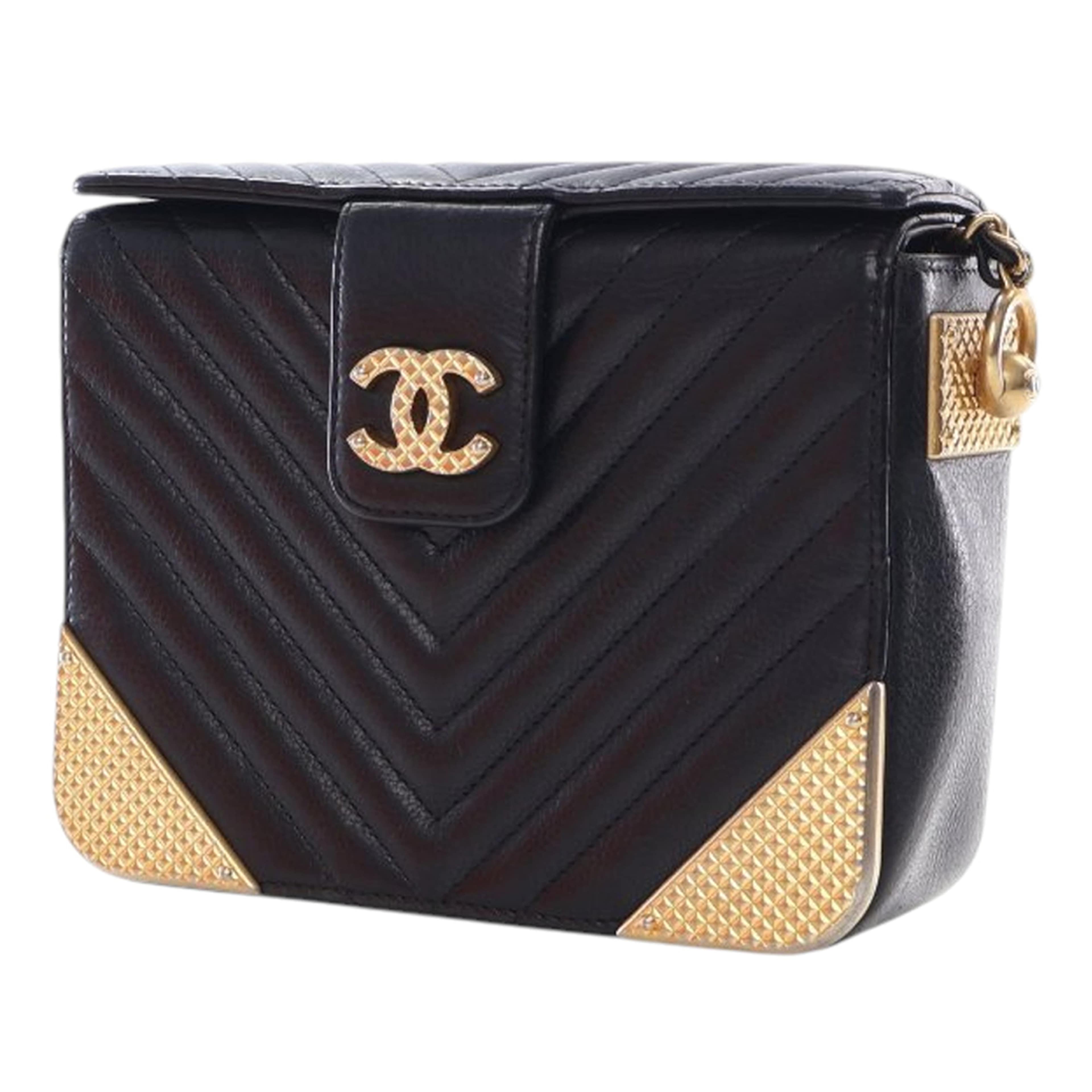 Chanel Cc Chevron Calfskin Rock The Corners Minaudiere Bag, från Luxclusif, i färgen black. Klicka för att öppna bilden i stort format