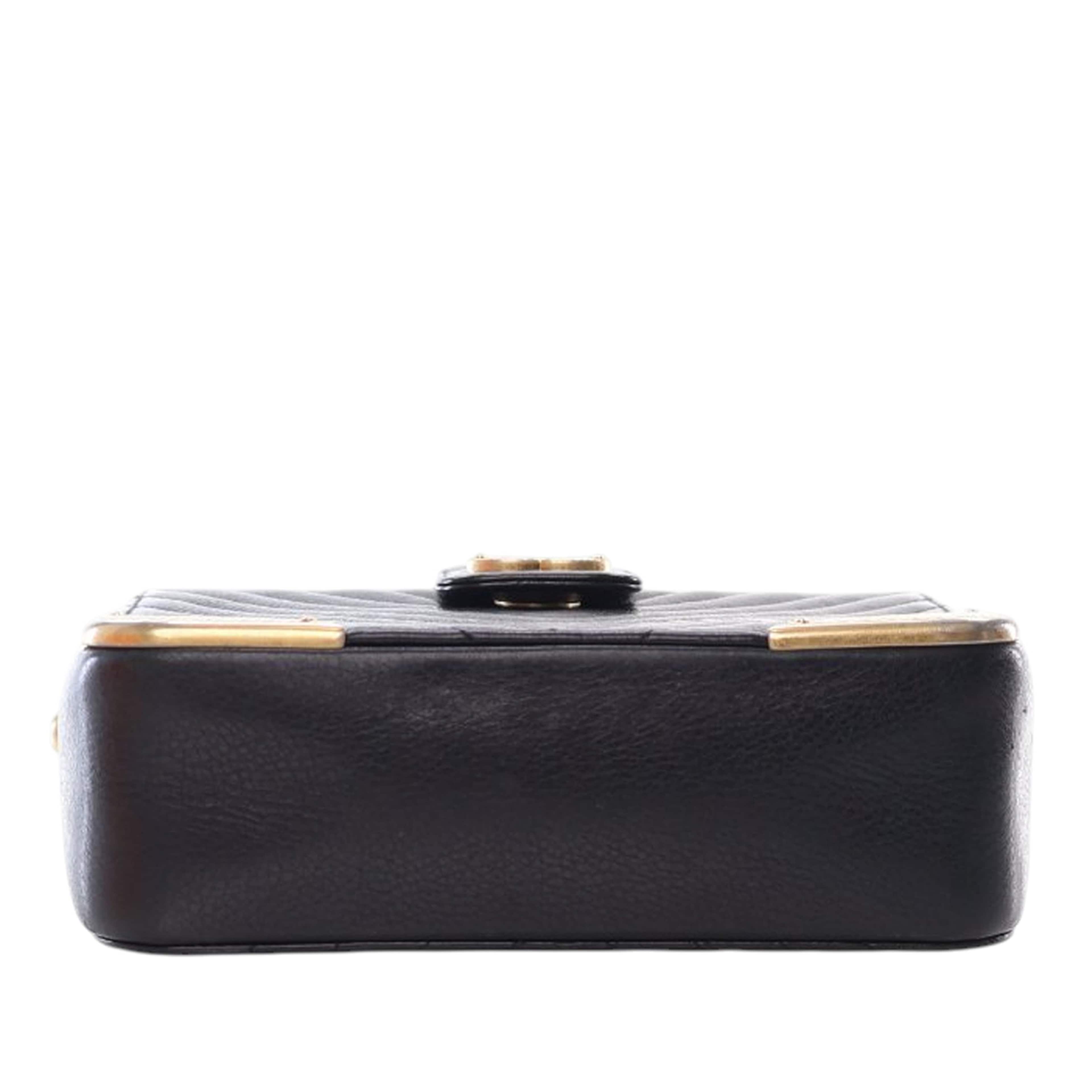 Chanel Cc Chevron Calfskin Rock The Corners Minaudiere Bag, från Luxclusif, i färgen black. Klicka för att öppna bilden i stort format