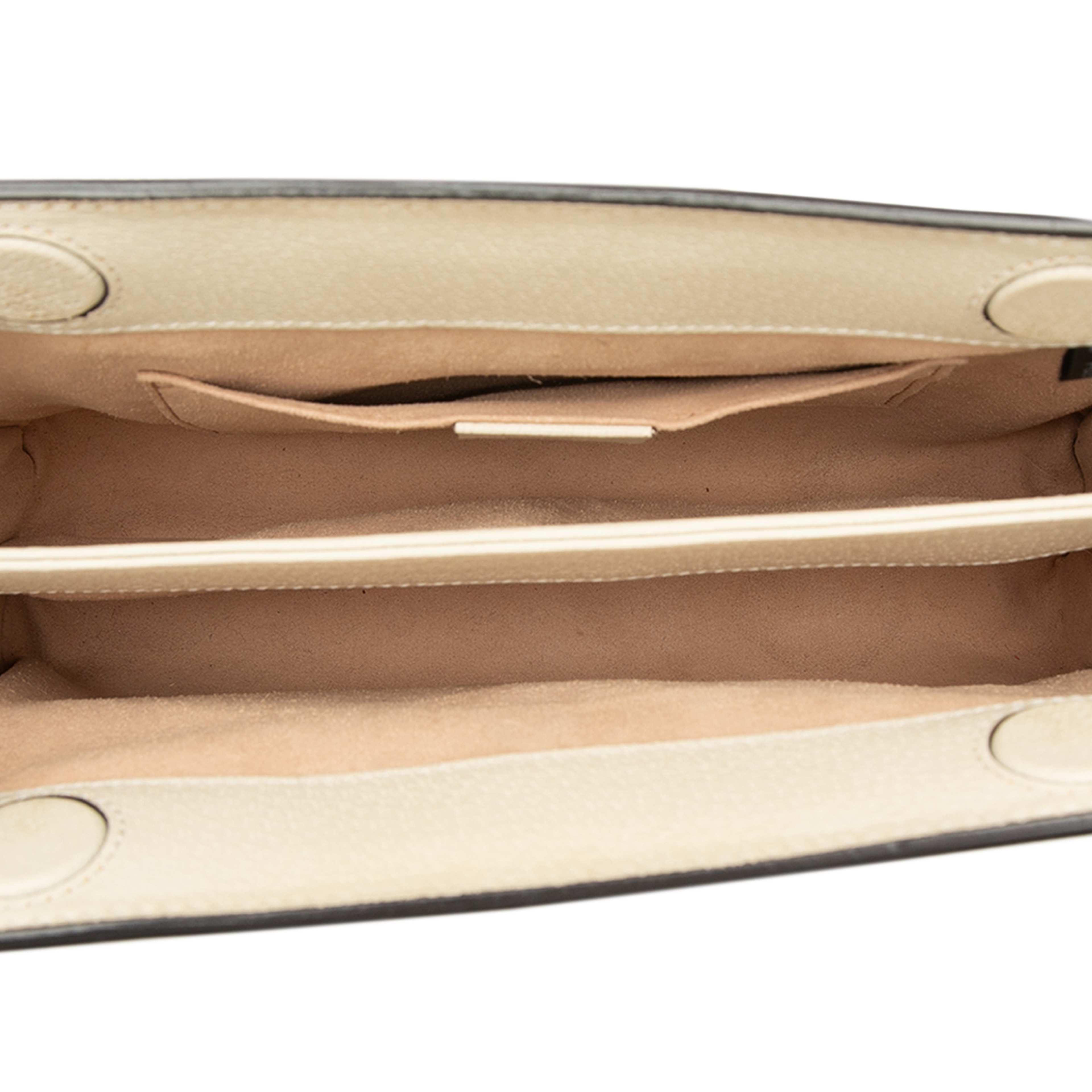 Gucci Small Calfskin Web Ophidia Chain Crossbody, från Luxclusif, i färgen white. Klicka för att öppna bilden i stort format