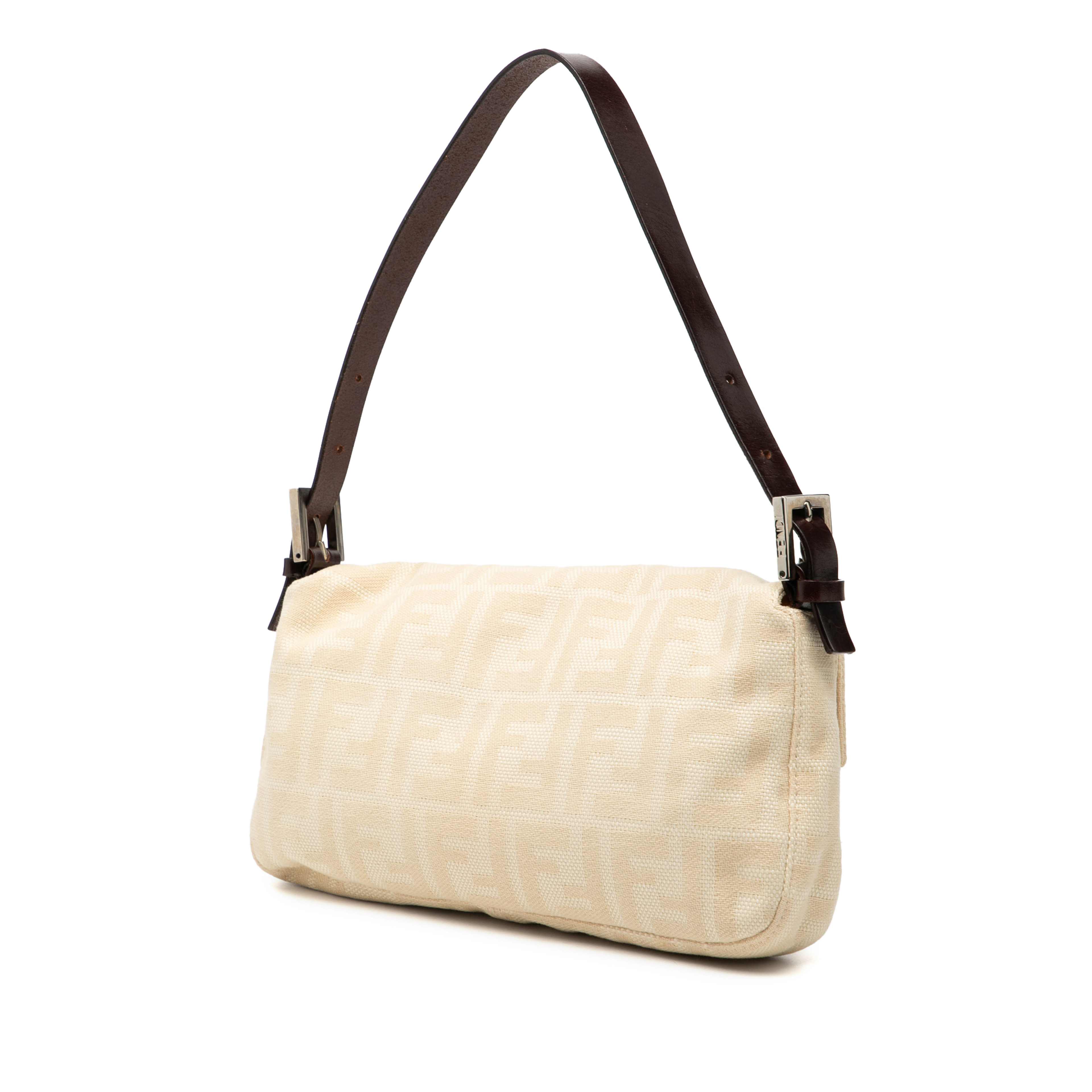 Fendi Zucca Canvas Baguette, från Luxclusif, i färgen beige. Klicka för att öppna bilden i stort format