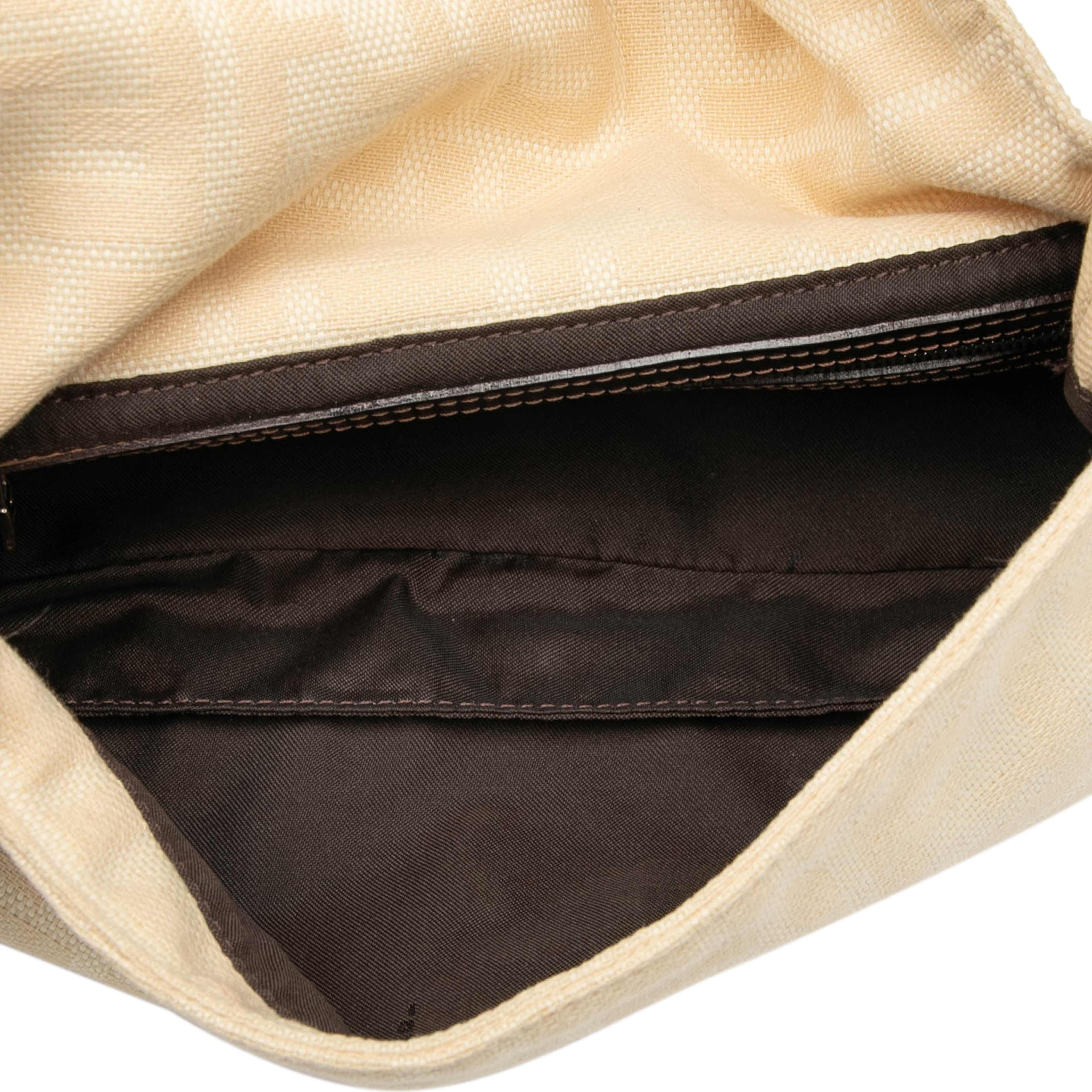 Fendi Zucca Canvas Baguette, från Luxclusif, i färgen beige. Klicka för att öppna bilden i stort format