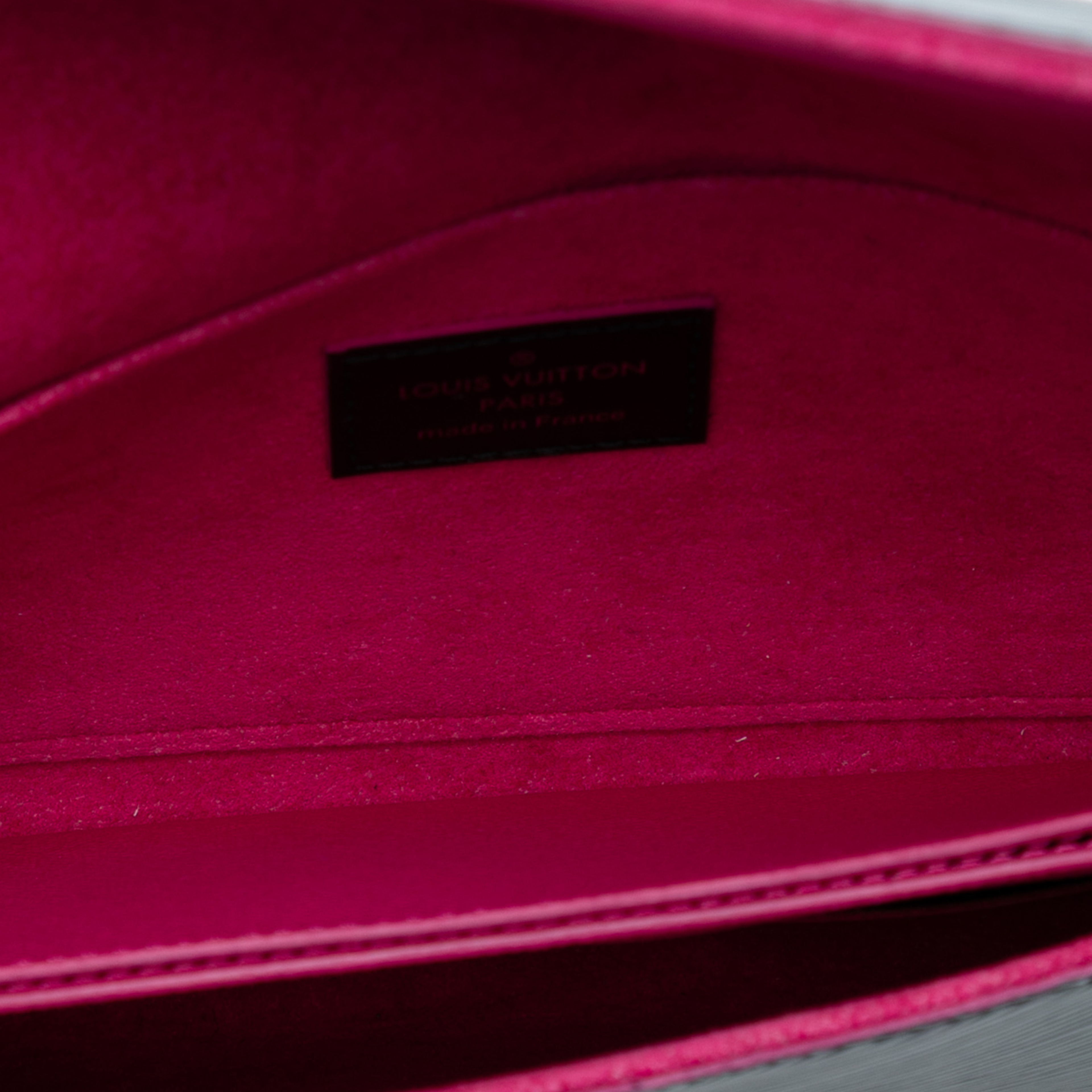 Louis Vuitton Epi Pochette Felicie, från Luxclusif, i färgen black. Klicka för att öppna bilden i stort format