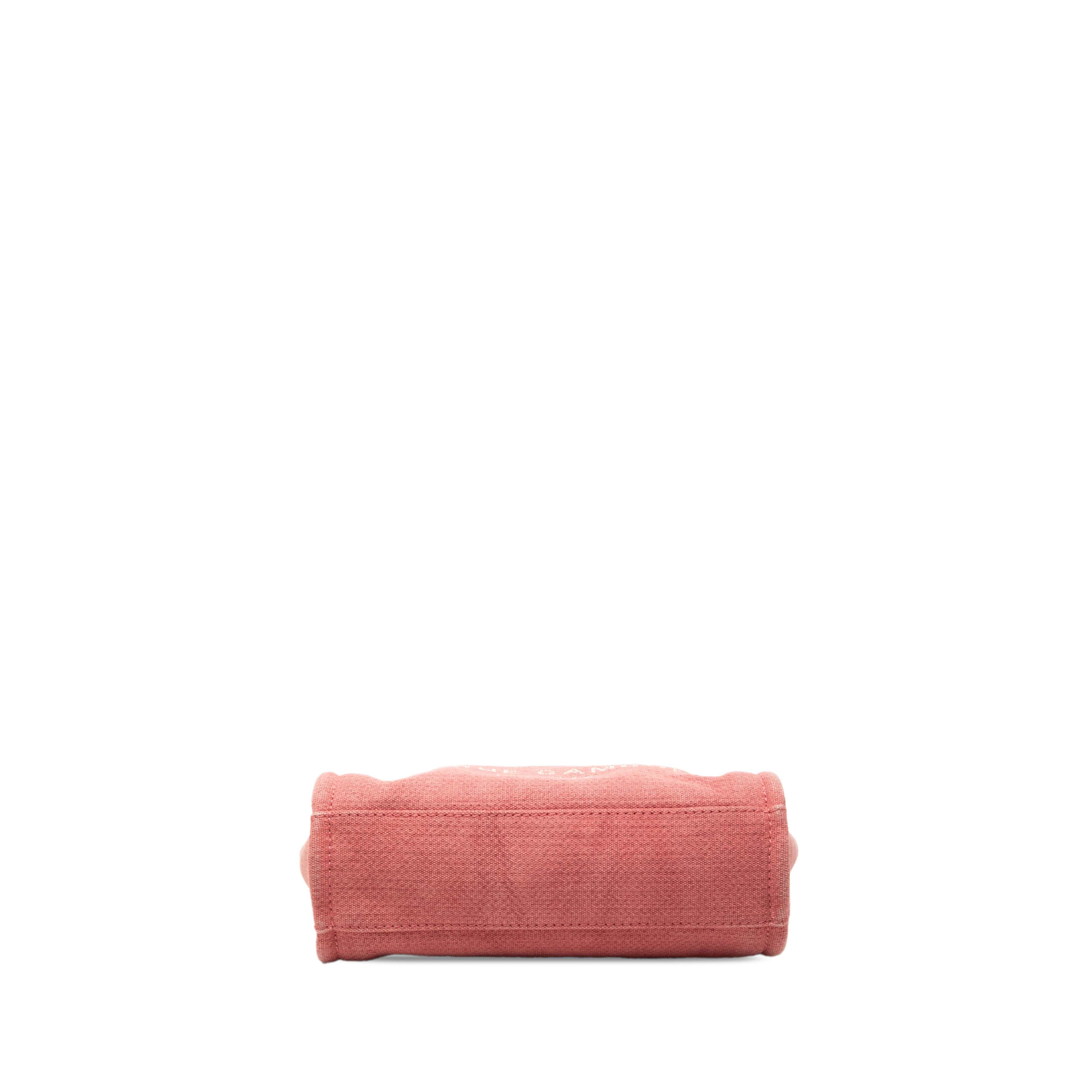 Chanel Mini Canvas Deauville Tote, från Luxclusif, i färgen indian red. Klicka för att öppna bilden i stort format