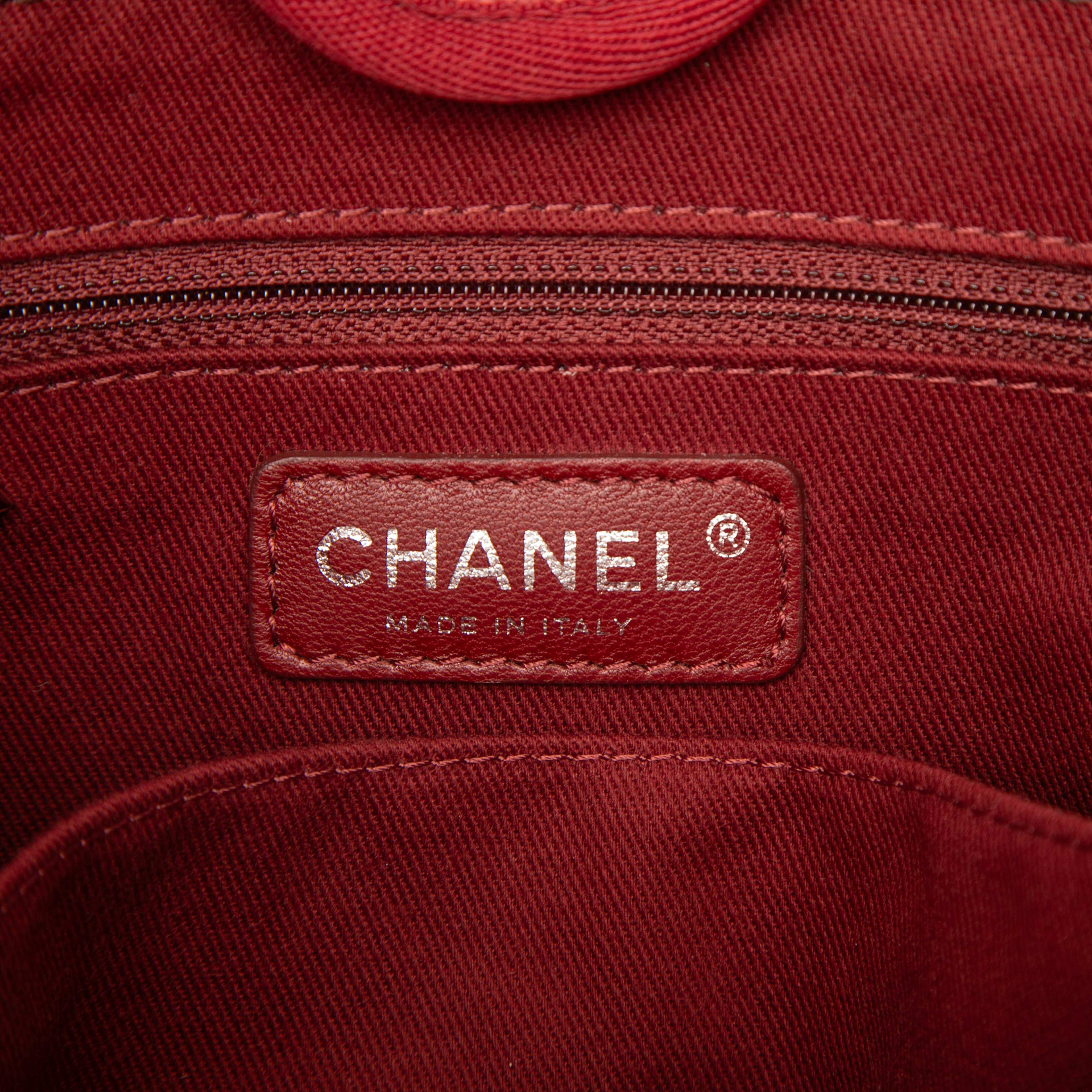 Chanel Mini Canvas Deauville Tote, från Luxclusif, i färgen indian red. Klicka för att öppna bilden i stort format