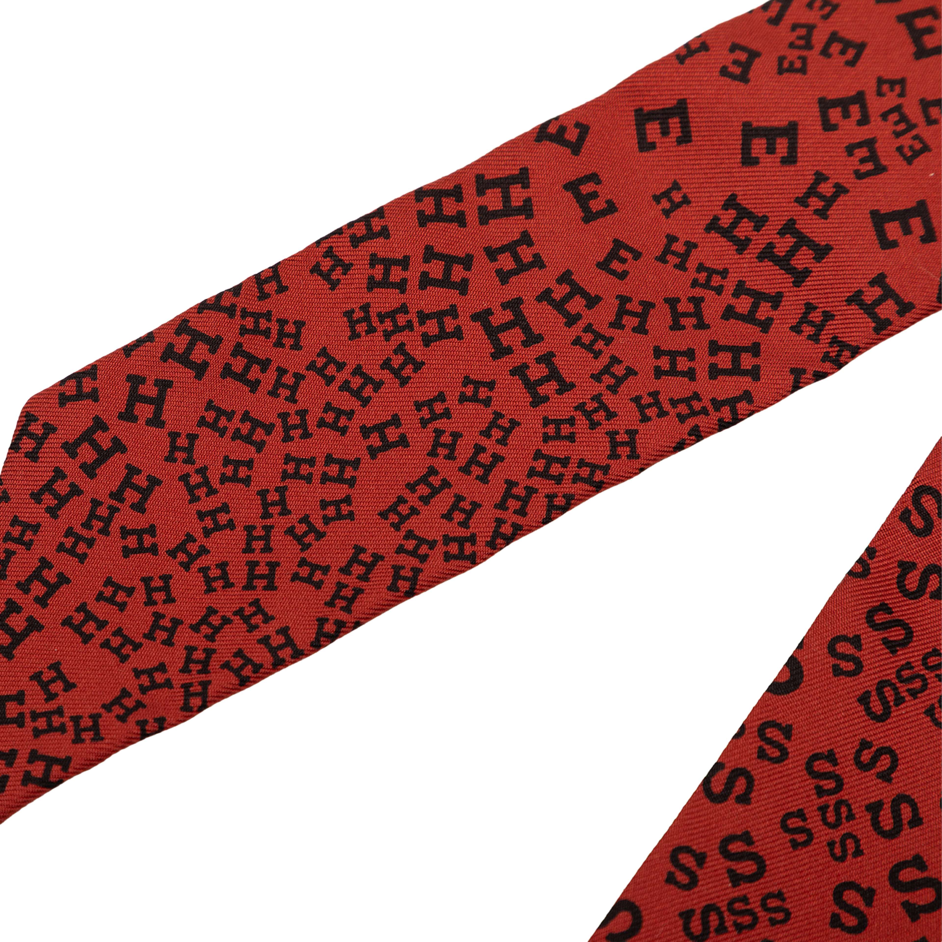 Hermès Scattered Letters Twilly Silk Scarf, från Luxclusif, i färgen red. Klicka för att öppna bilden i stort format